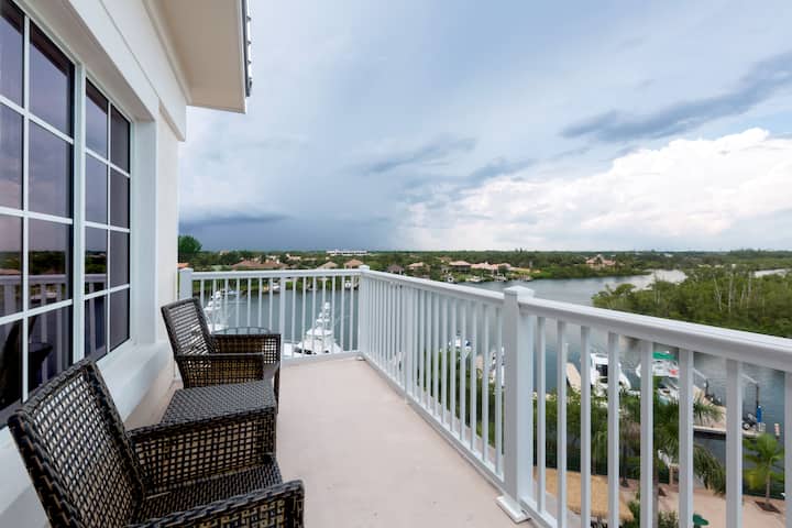 Bar at Wyndham Grand Jupiter at Harbourside Place in Jupiter, Florida