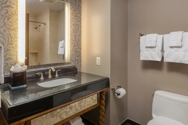 Guest room bath at the Wyndham Grand Orlando Resort Bonnet Creek in Orlando, Florida