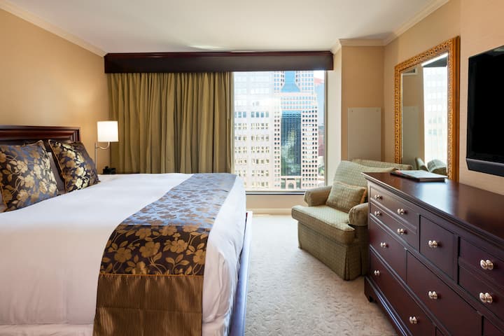 Wyndham Grand Pittsburgh Downtown suite in Pittsburgh, Pennsylvania