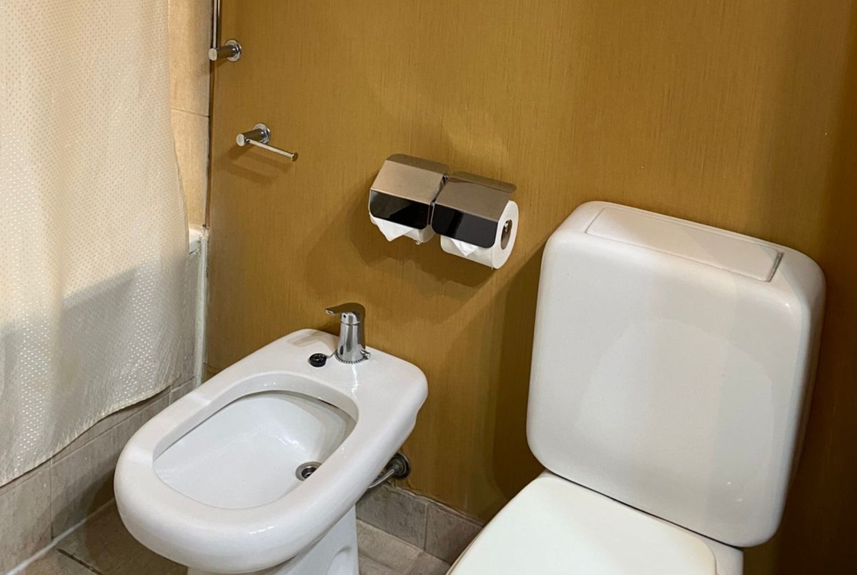 Guest room bath at the Howard Johnson Plaza by Wyndham Buenos Aires Florida Street in Buenos Aires, Other than US/Canada
