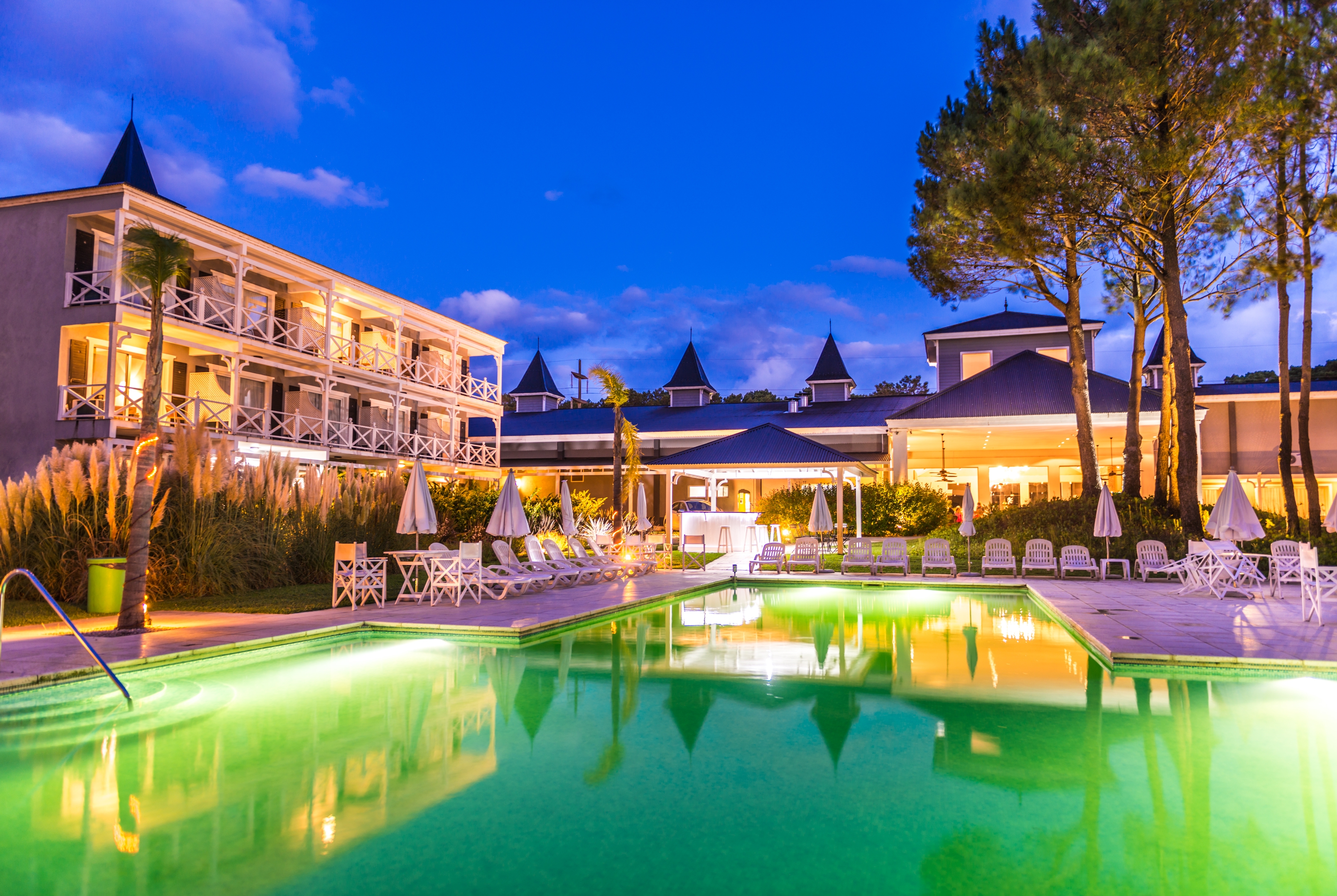 Exterior Dusk Image of Howard Johnson by Wyndham Carilo Convention Center hotel in Carilo, Other than US/Canada