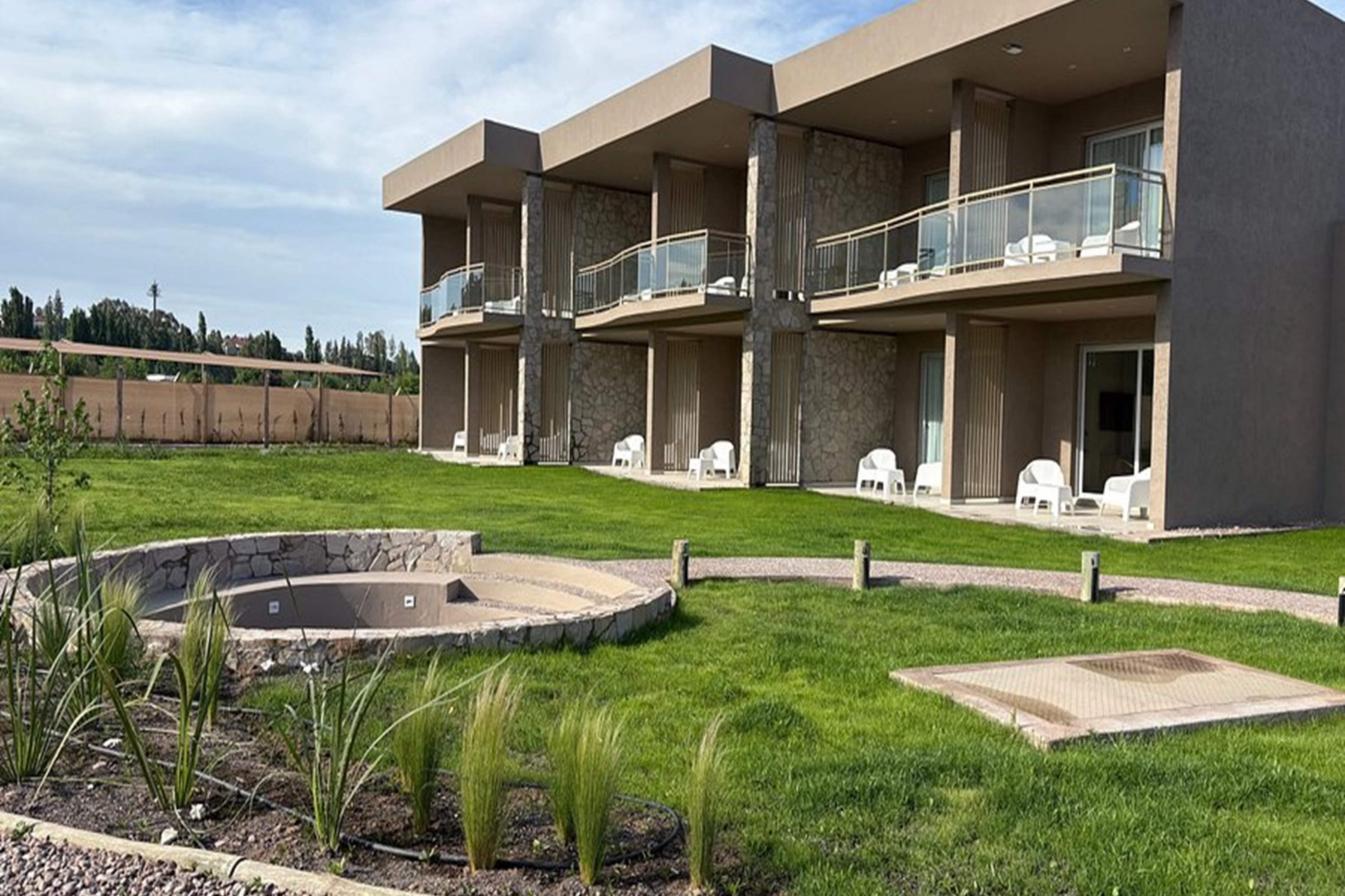 Exterior of Howard Johnson by Wyndham Mendoza Chacras Alcantara hotel in Chacras de Coria, Other than US/Canada