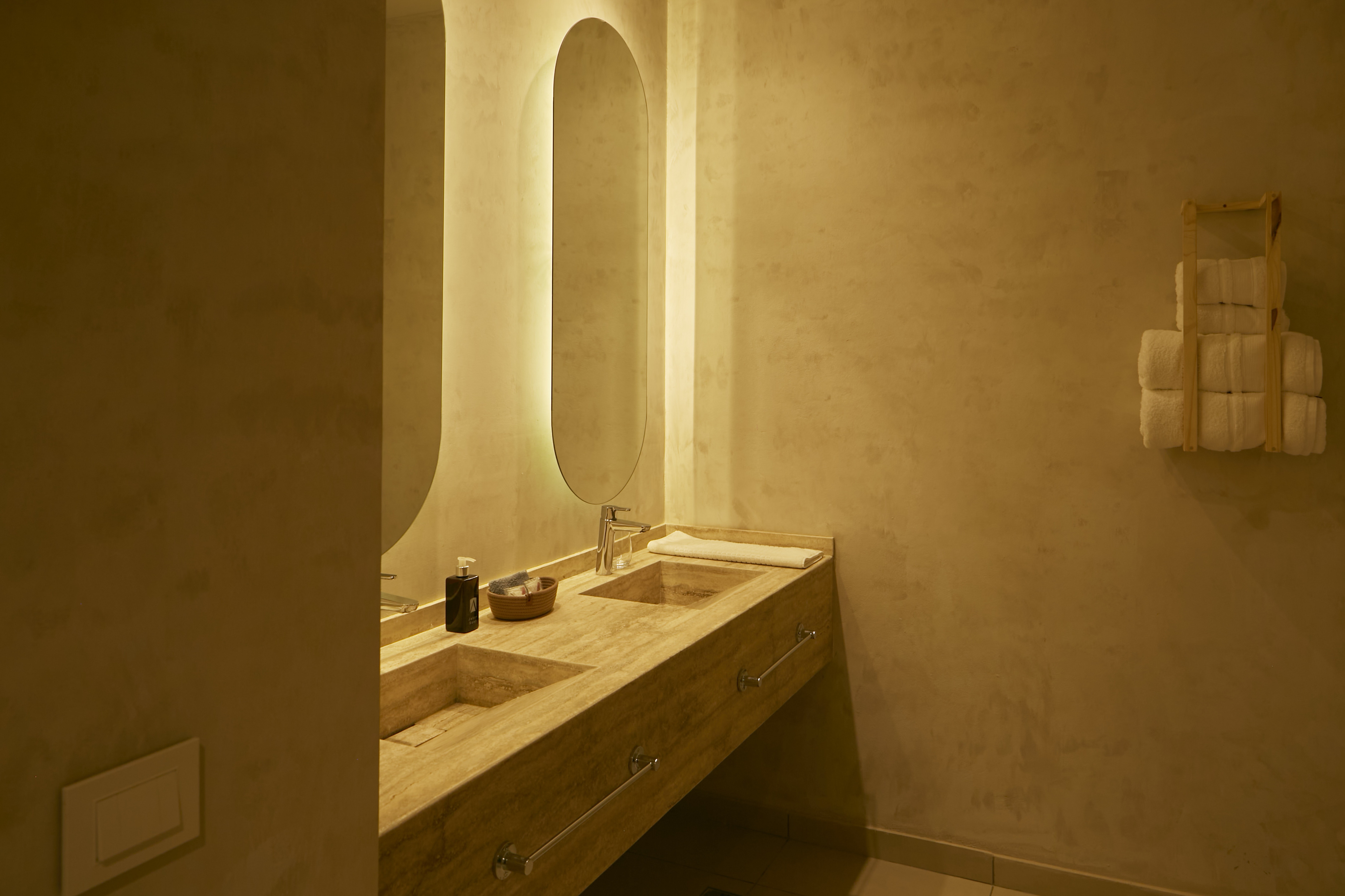 Guest room bath at the Howard Johnson by Wyndham Mendoza Chacras Alcantara in Chacras de Coria, Other than US/Canada