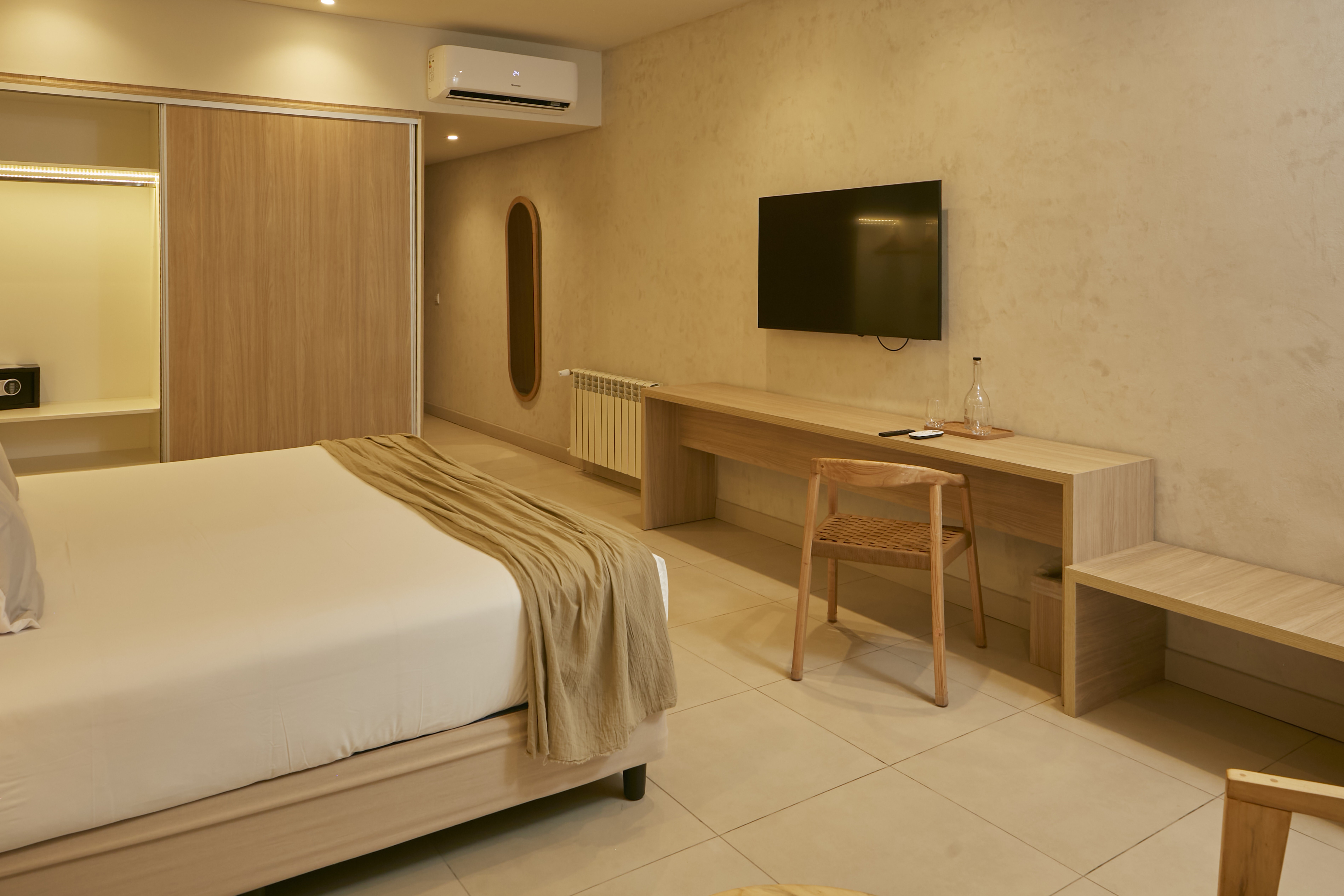 Guest room bath at the Howard Johnson by Wyndham Mendoza Chacras Alcantara in Chacras de Coria, Other than US/Canada