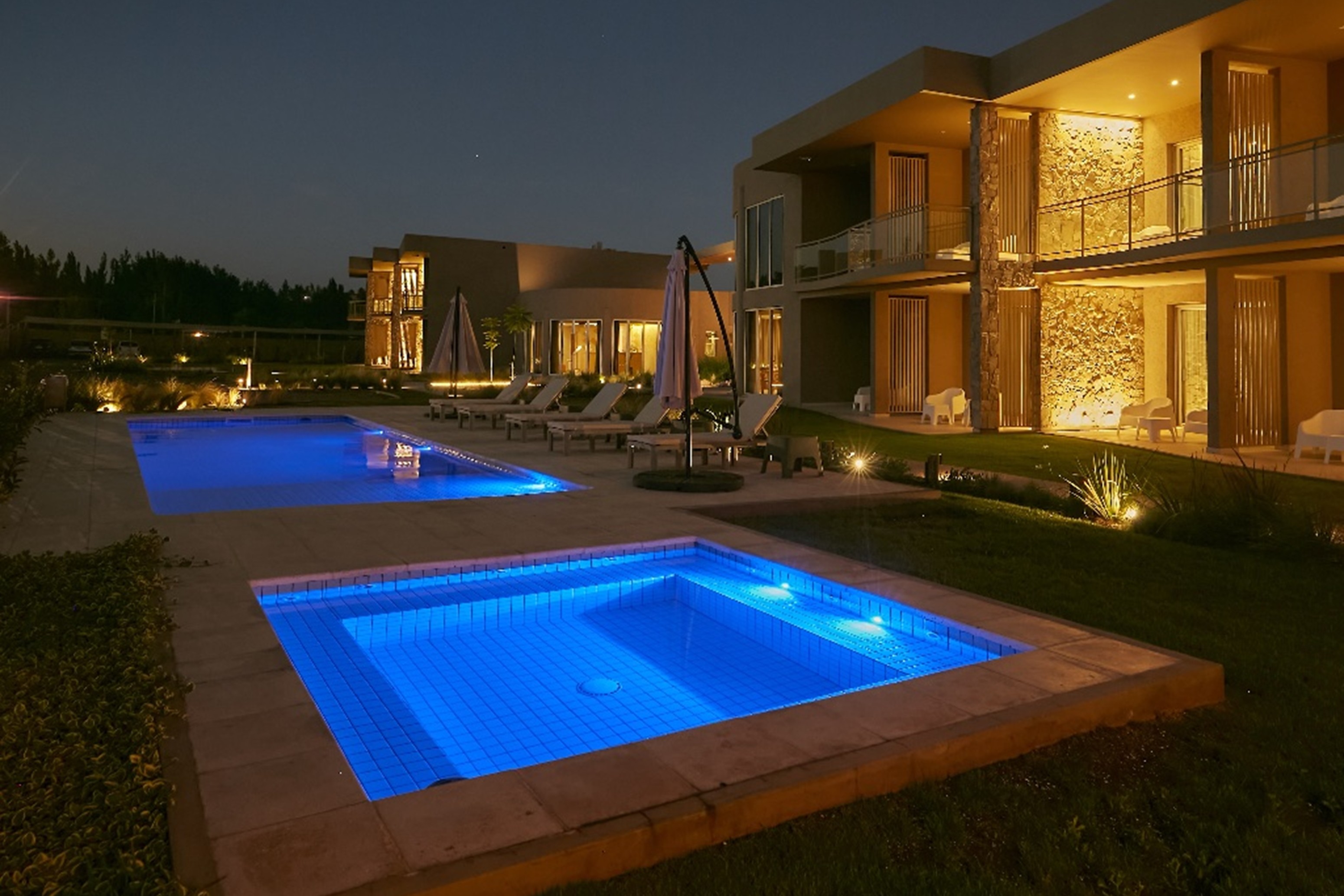 Pool at the Howard Johnson by Wyndham Mendoza Chacras Alcantara in Chacras de Coria, Other than US/Canada