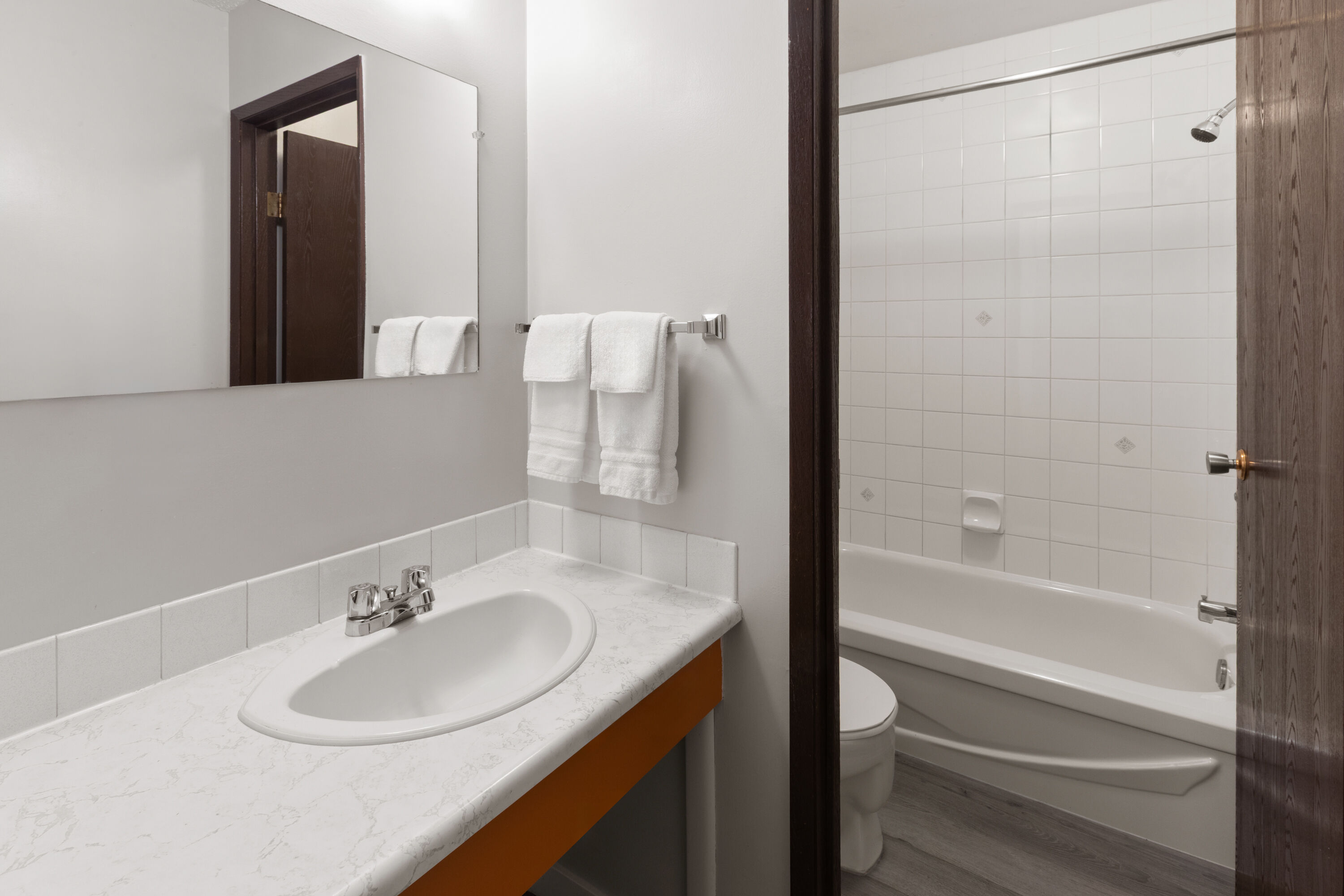 Guest room bath at the Howard Johnson by Wyndham Edson in Edson, Alberta