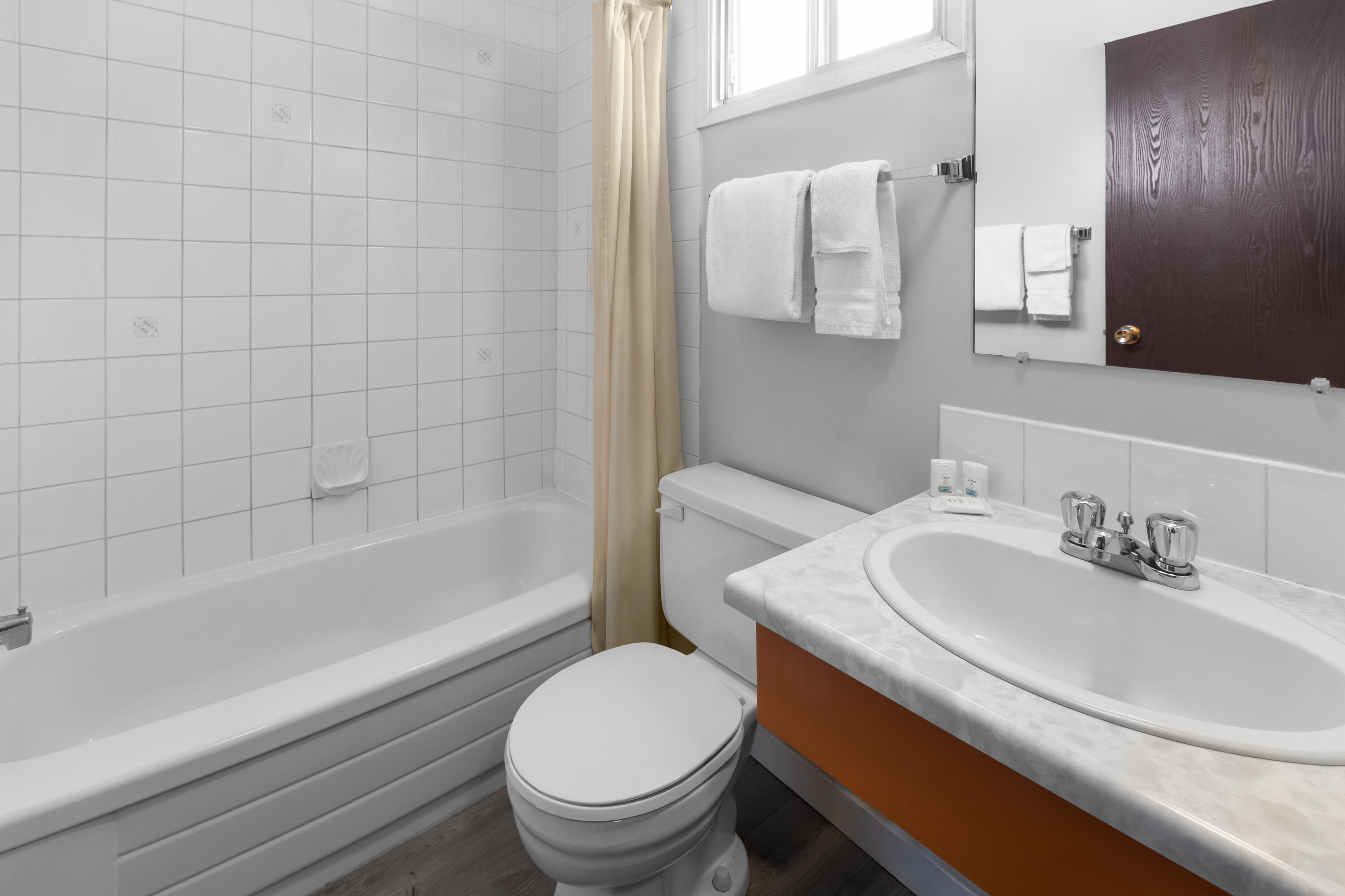 Guest room bath at the Howard Johnson by Wyndham Edson in Edson, Alberta