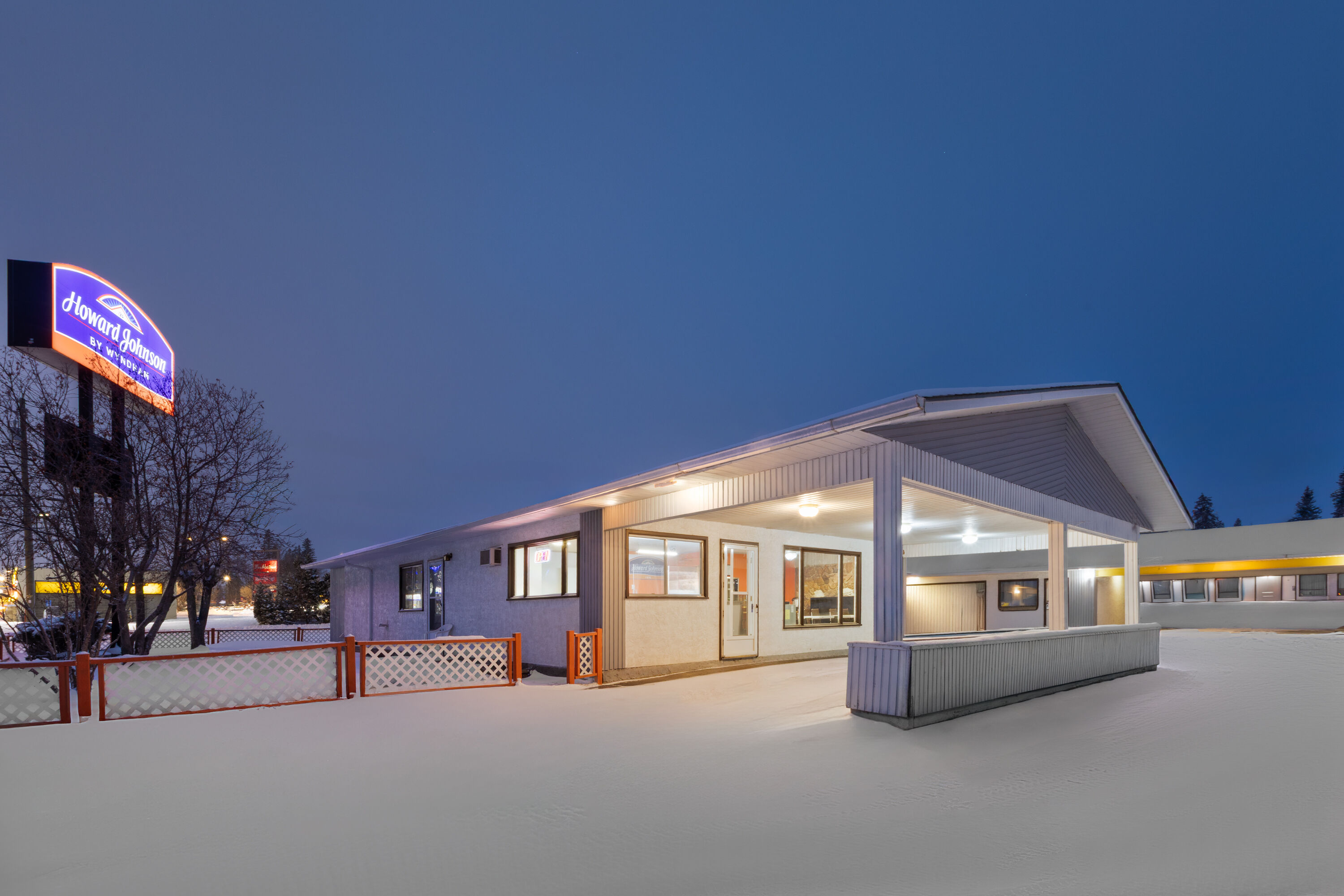Exterior Night Image of Howard Johnson by Wyndham Edson hotel in Edson, Alberta