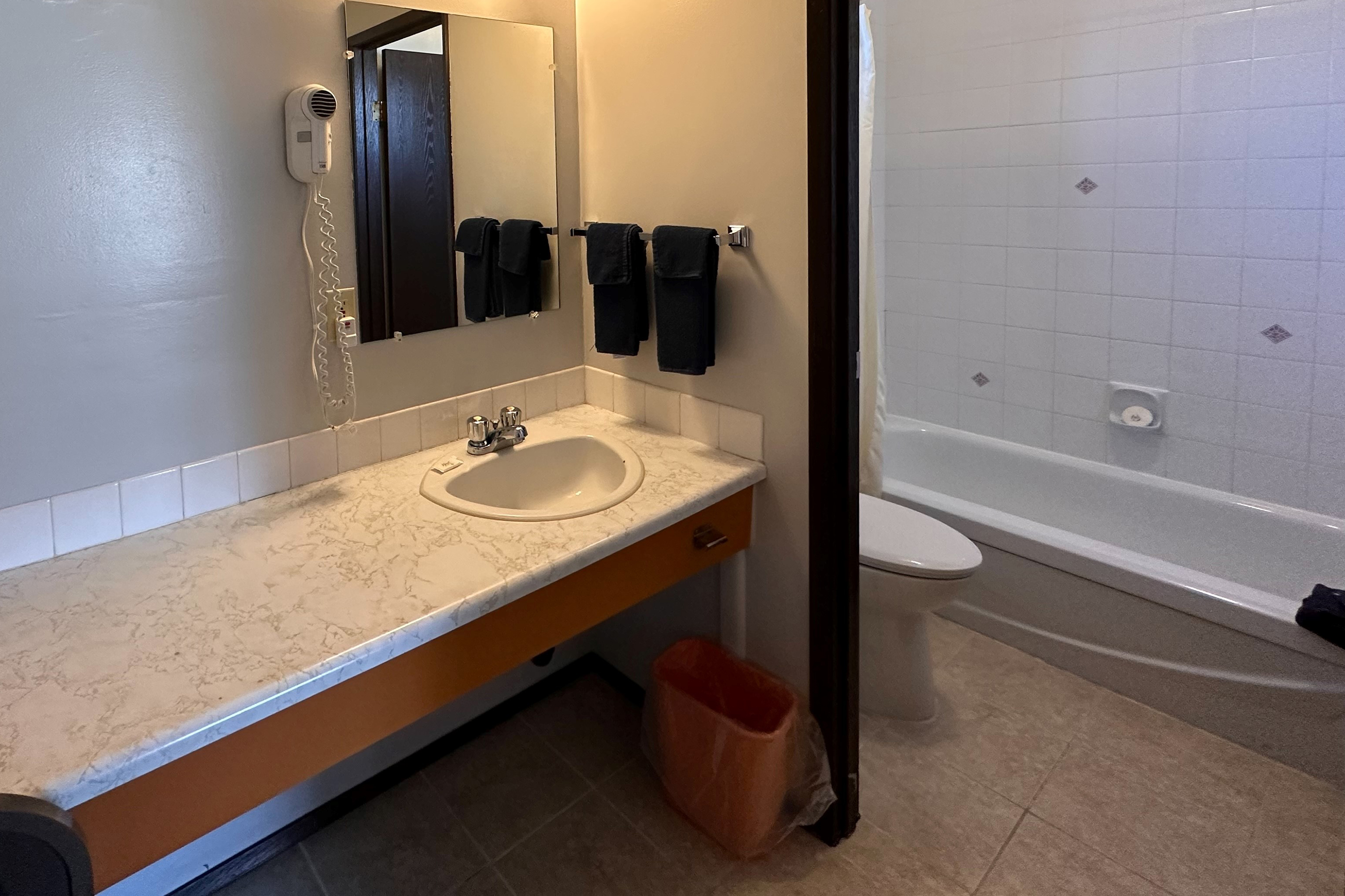Guest room bath at the Howard Johnson by Wyndham Edson in Edson, Alberta