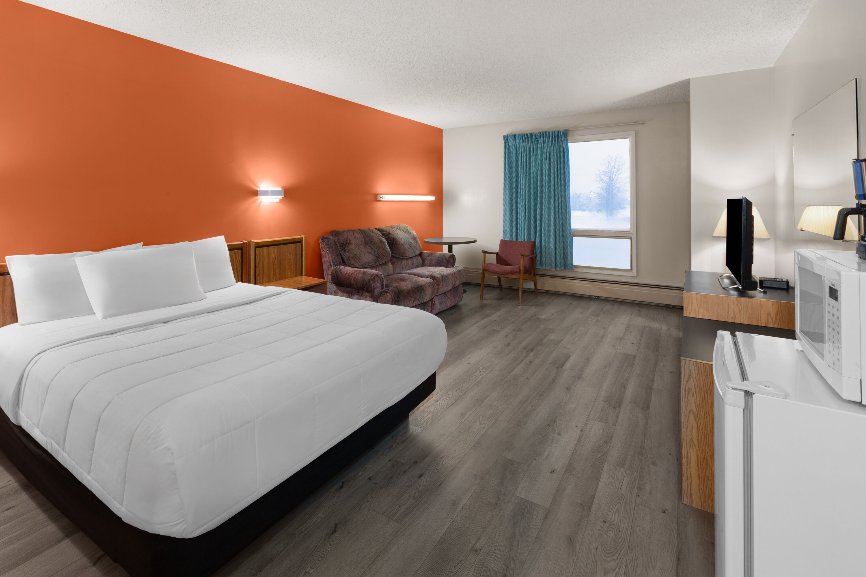 Guest room at the Howard Johnson by Wyndham Edson in Edson, Alberta