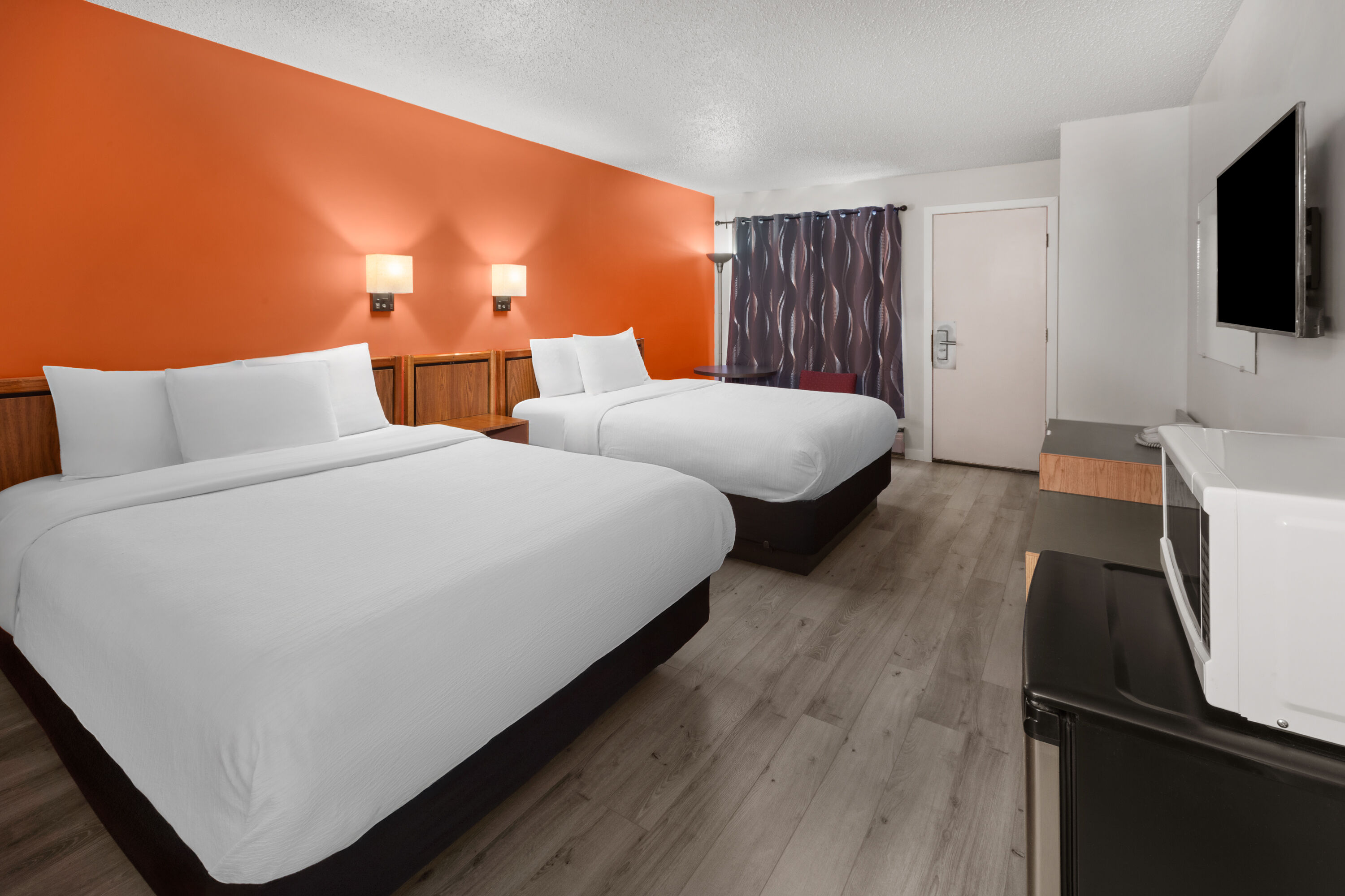 Guest room at the Howard Johnson by Wyndham Edson in Edson, Alberta