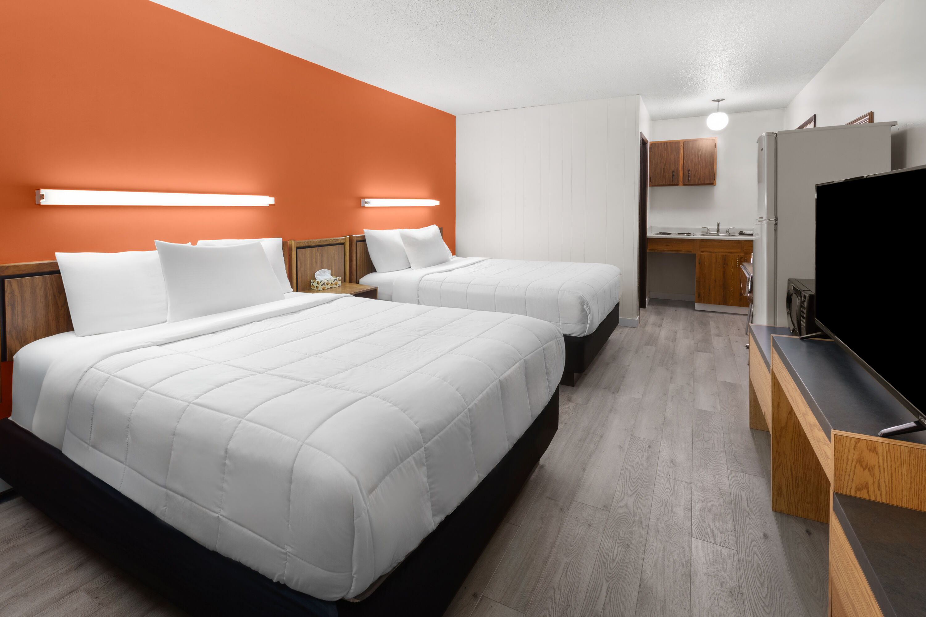 Guest room at the Howard Johnson by Wyndham Edson in Edson, Alberta