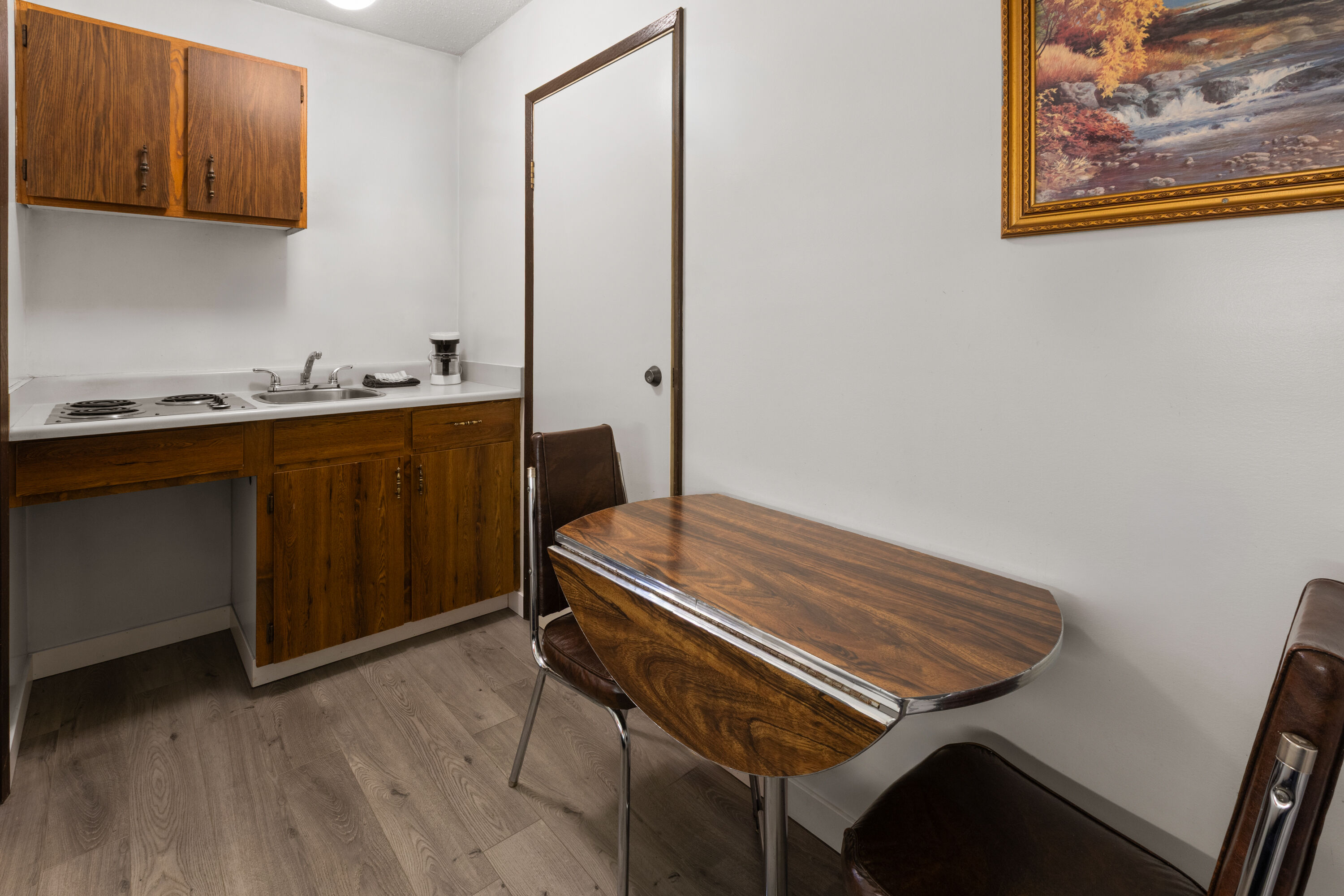 Guest room at the Howard Johnson by Wyndham Edson in Edson, Alberta