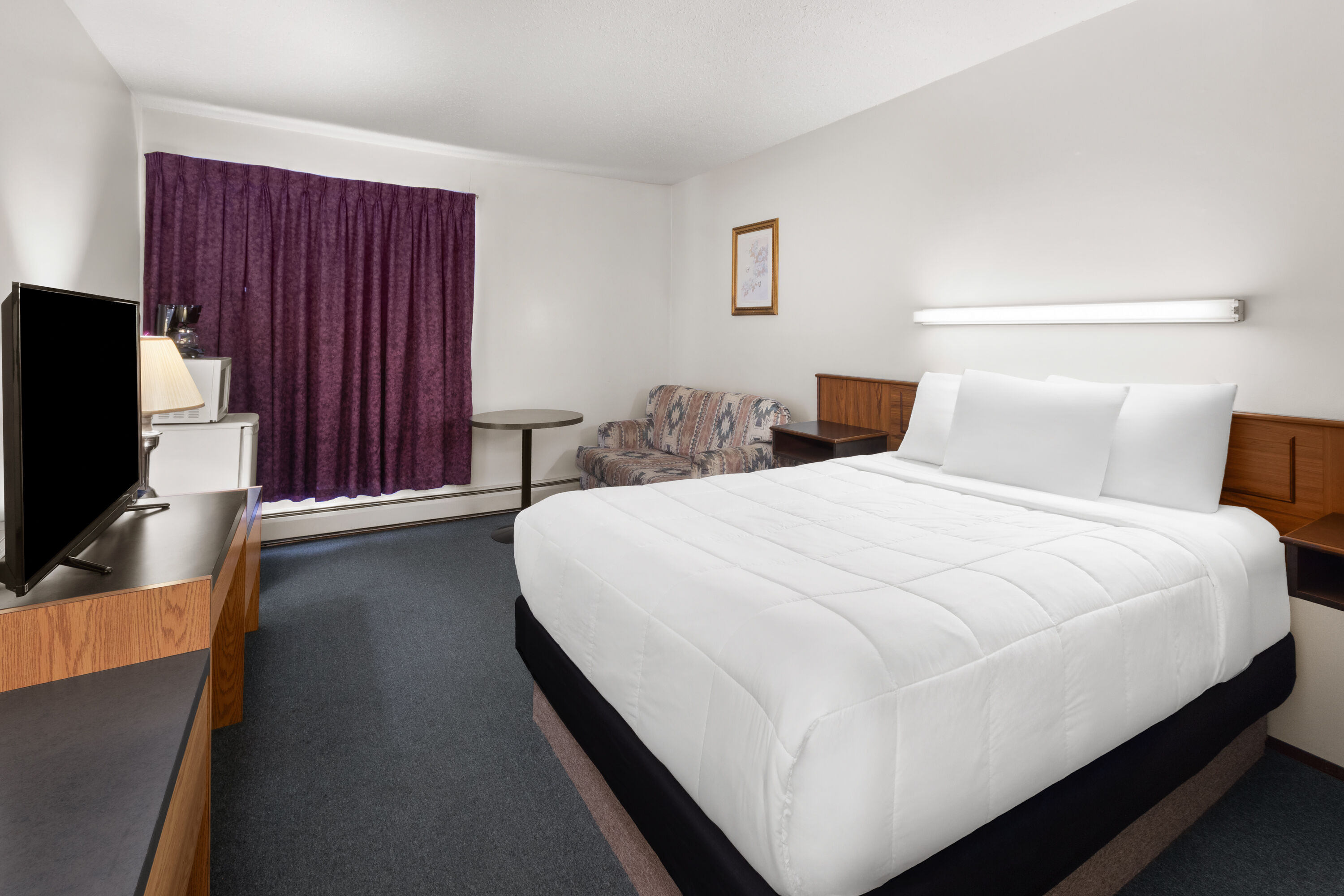 Guest room at the Howard Johnson by Wyndham Edson in Edson, Alberta