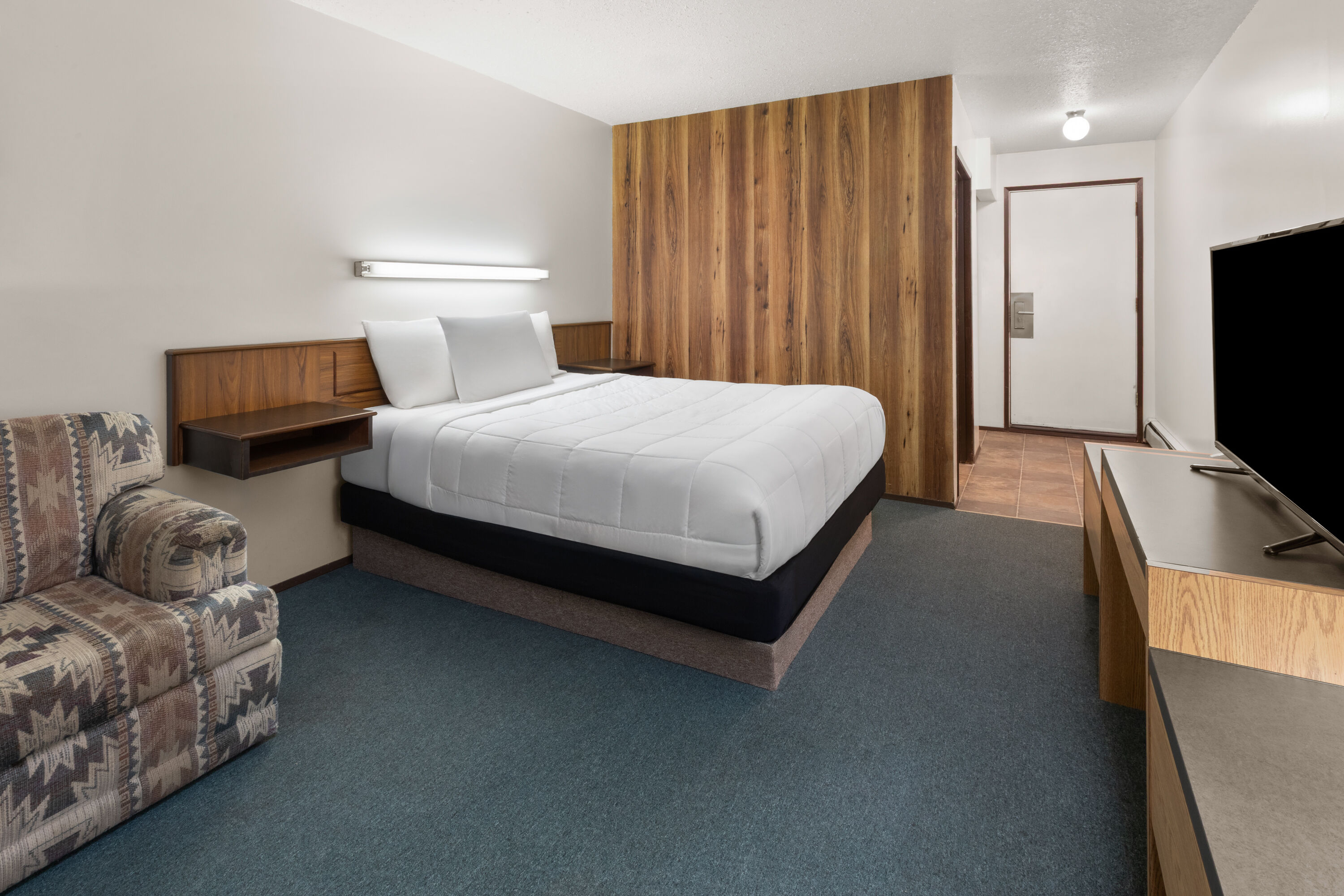 Guest room at the Howard Johnson by Wyndham Edson in Edson, Alberta