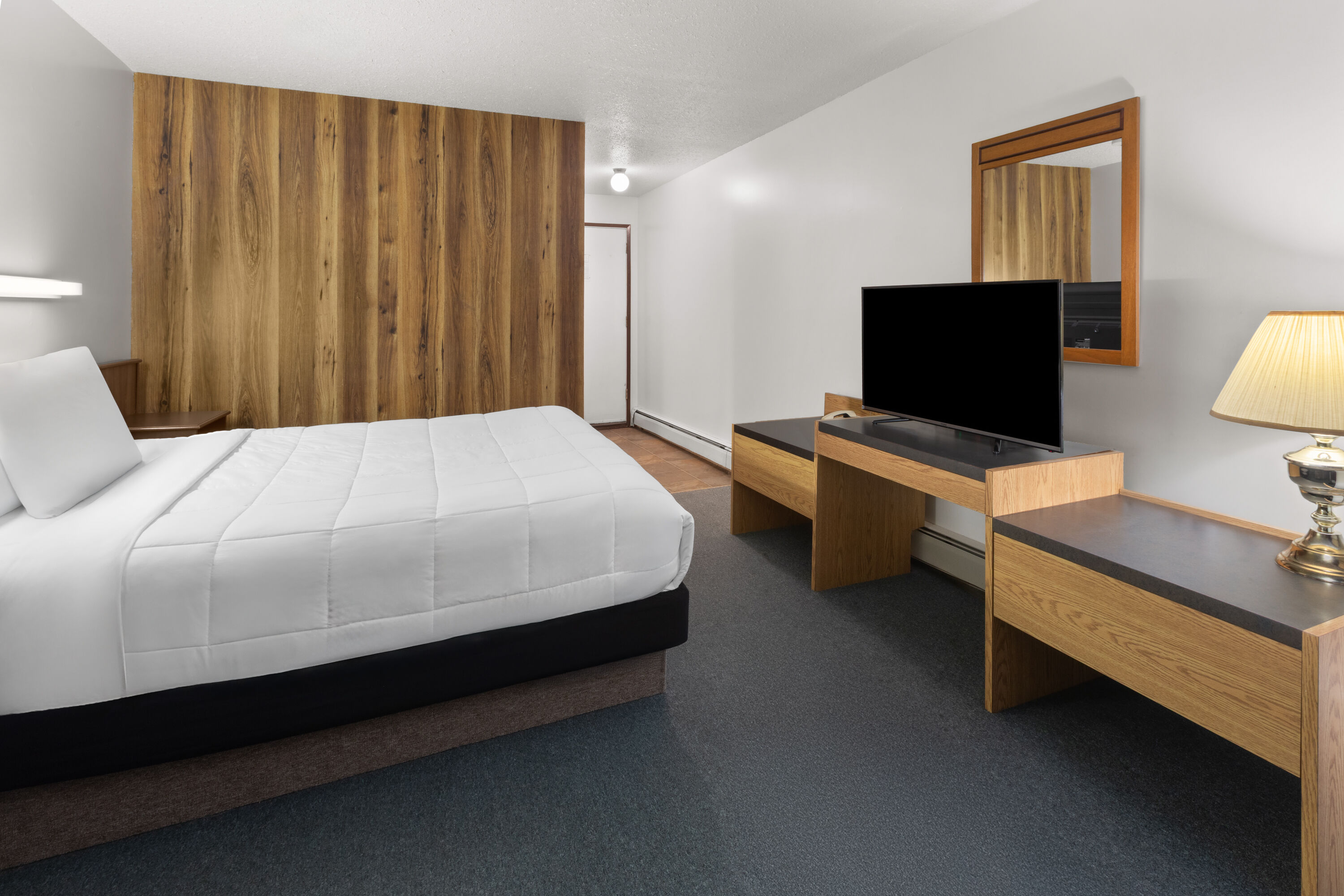 Guest room at the Howard Johnson by Wyndham Edson in Edson, Alberta