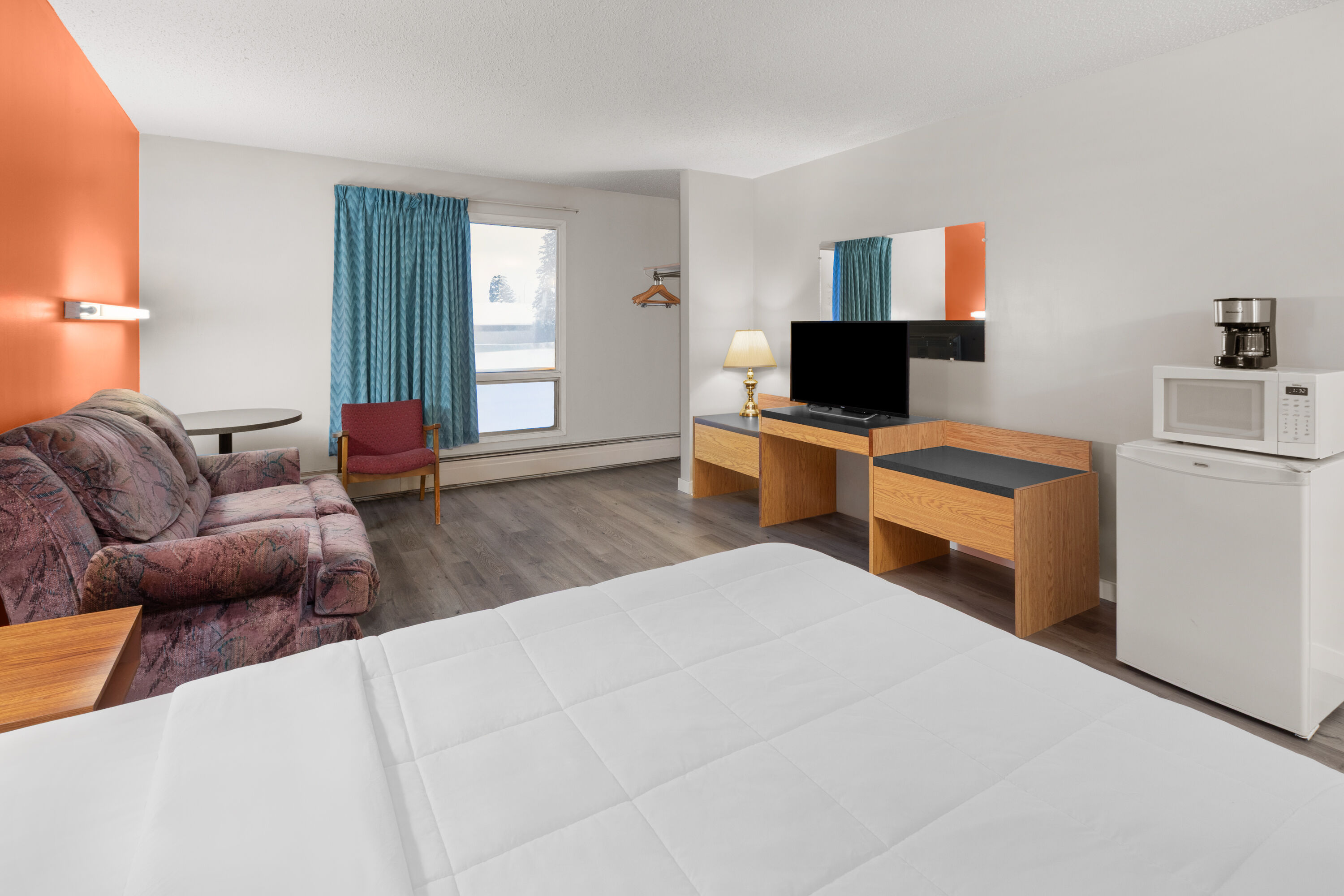 Guest room at the Howard Johnson by Wyndham Edson in Edson, Alberta