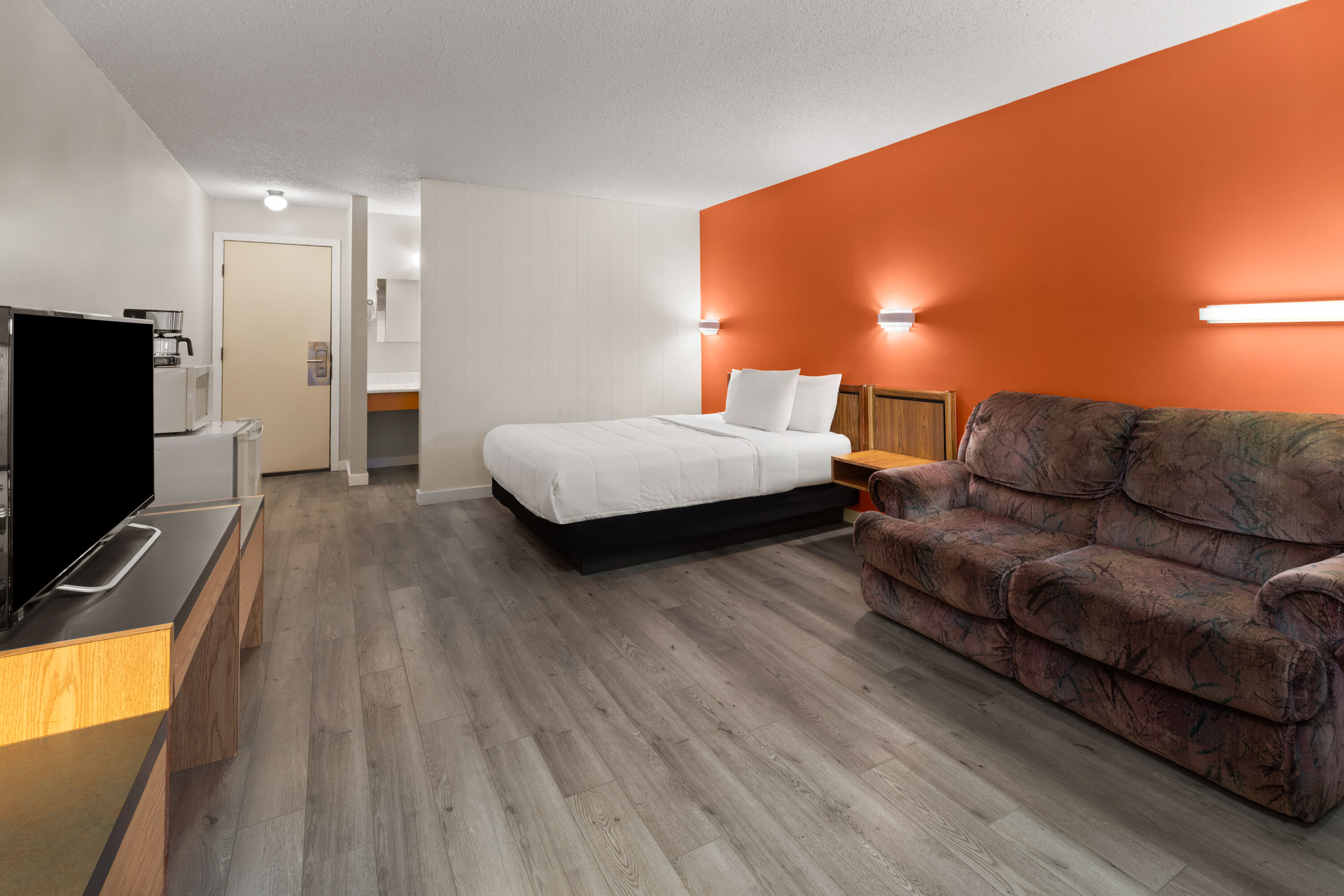 Guest room at the Howard Johnson by Wyndham Edson in Edson, Alberta