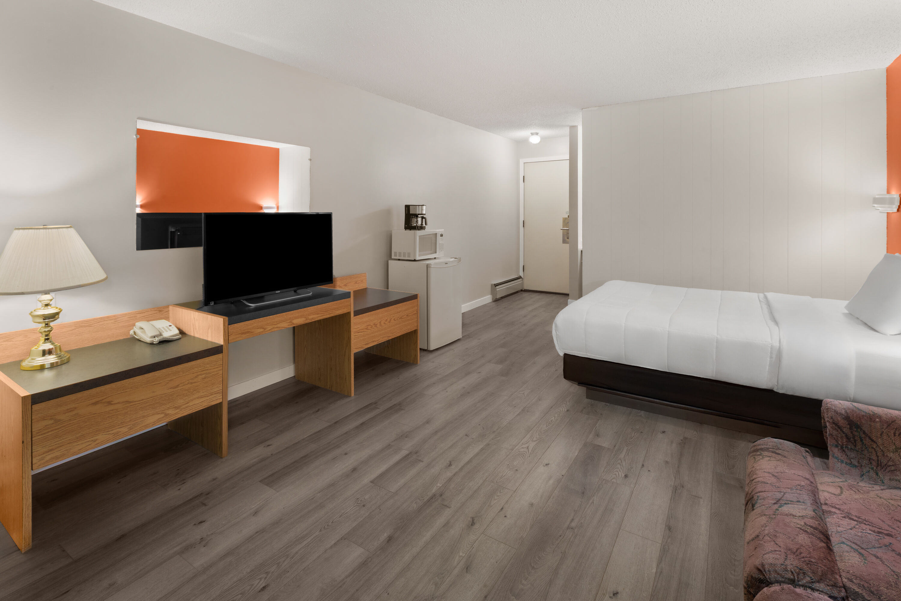 Guest room at the Howard Johnson by Wyndham Edson in Edson, Alberta