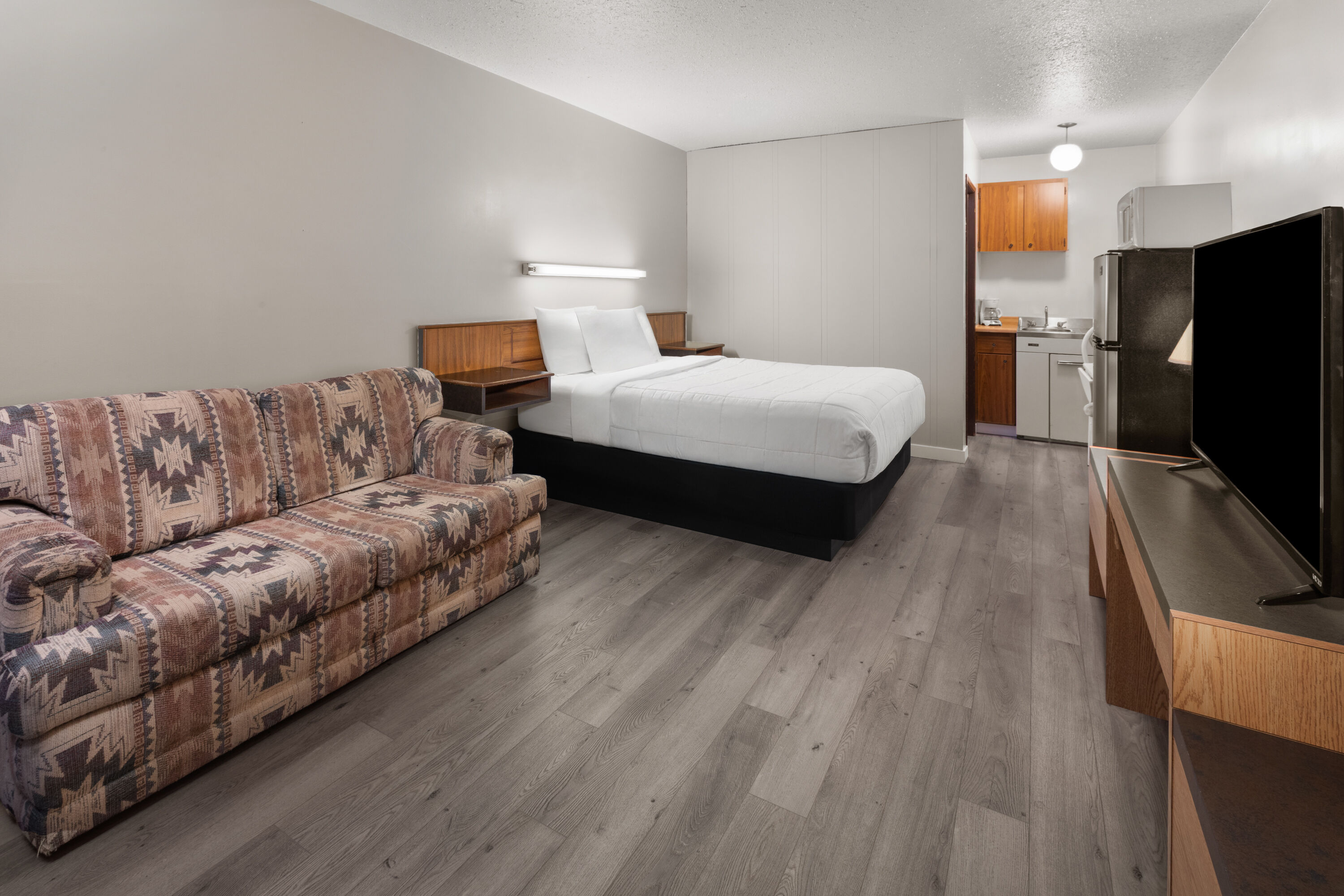 Guest room at the Howard Johnson by Wyndham Edson in Edson, Alberta