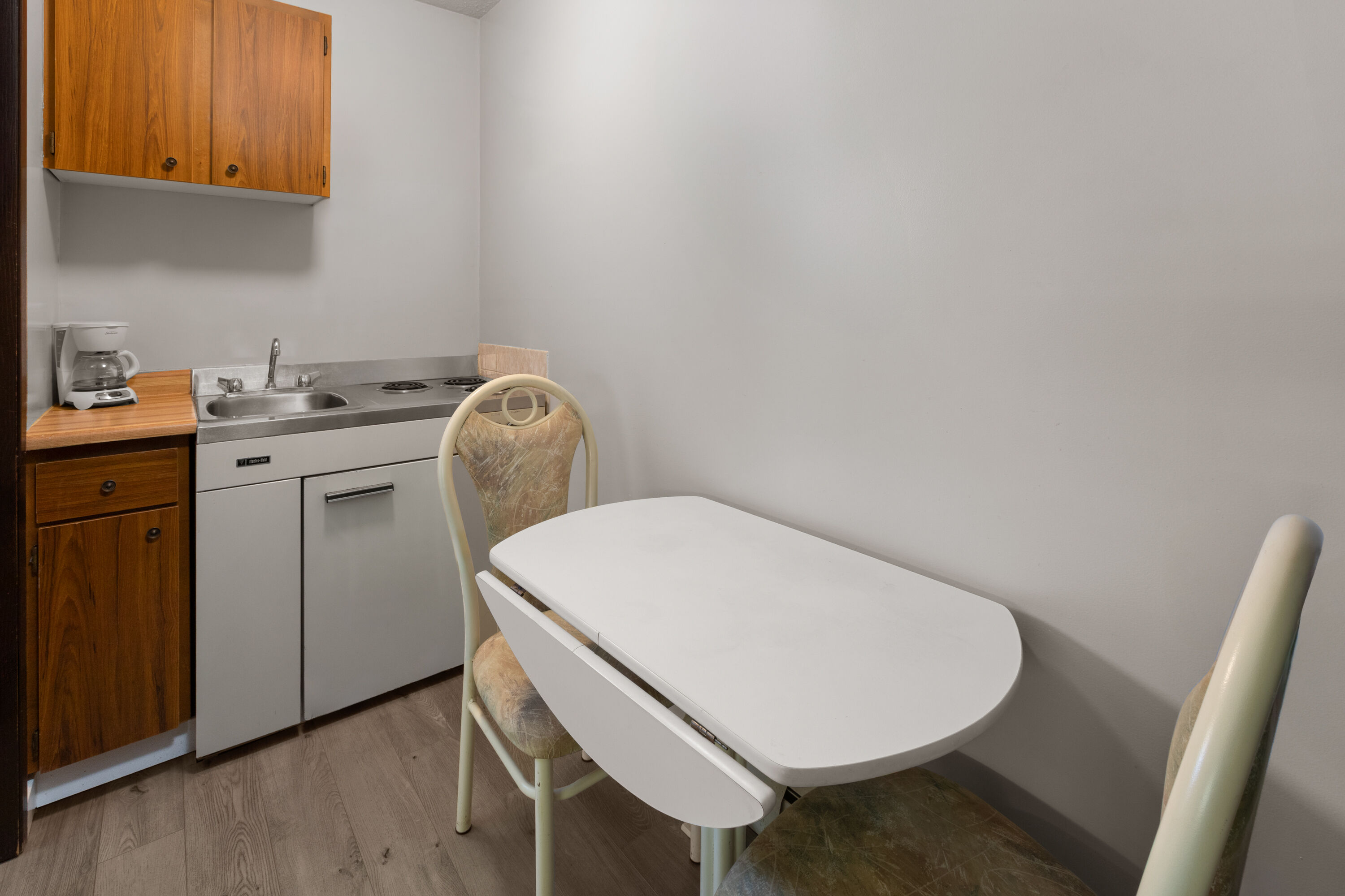 Guest room at the Howard Johnson by Wyndham Edson in Edson, Alberta