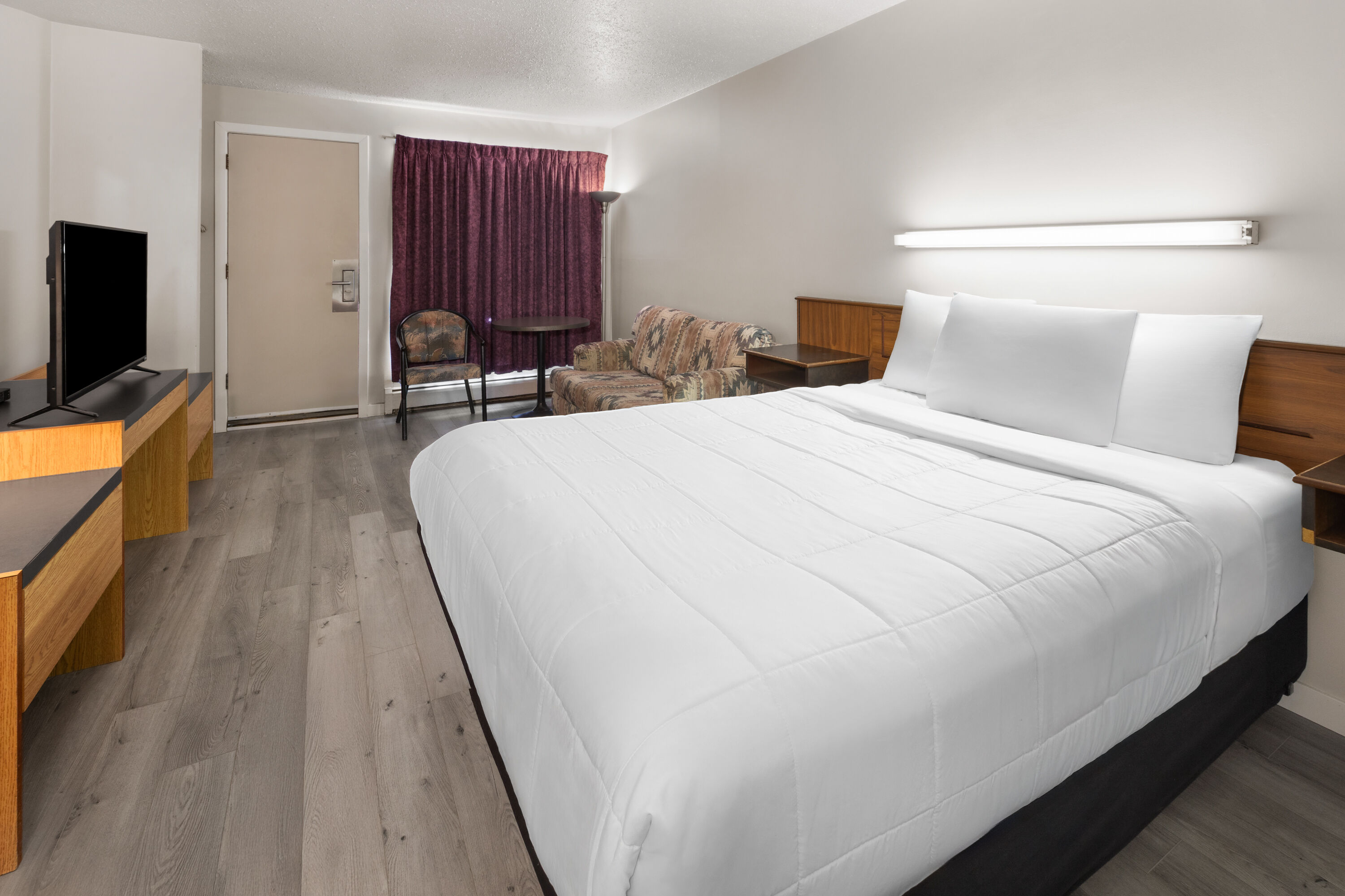 Guest room at the Howard Johnson by Wyndham Edson in Edson, Alberta