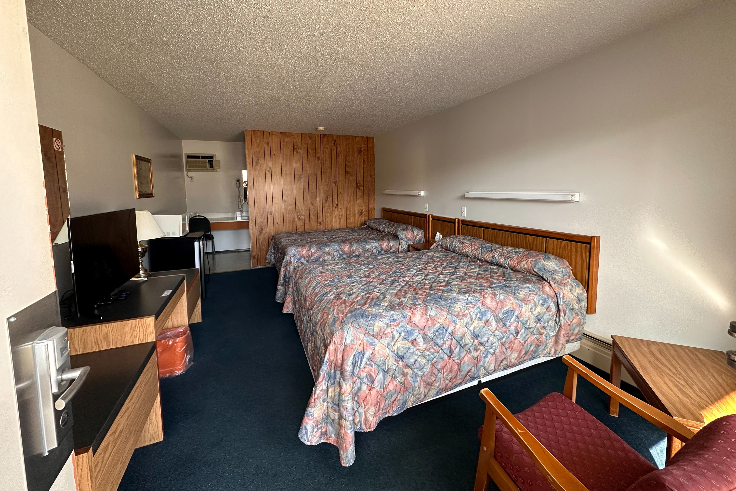 Guest room at the Howard Johnson by Wyndham Edson in Edson, Alberta