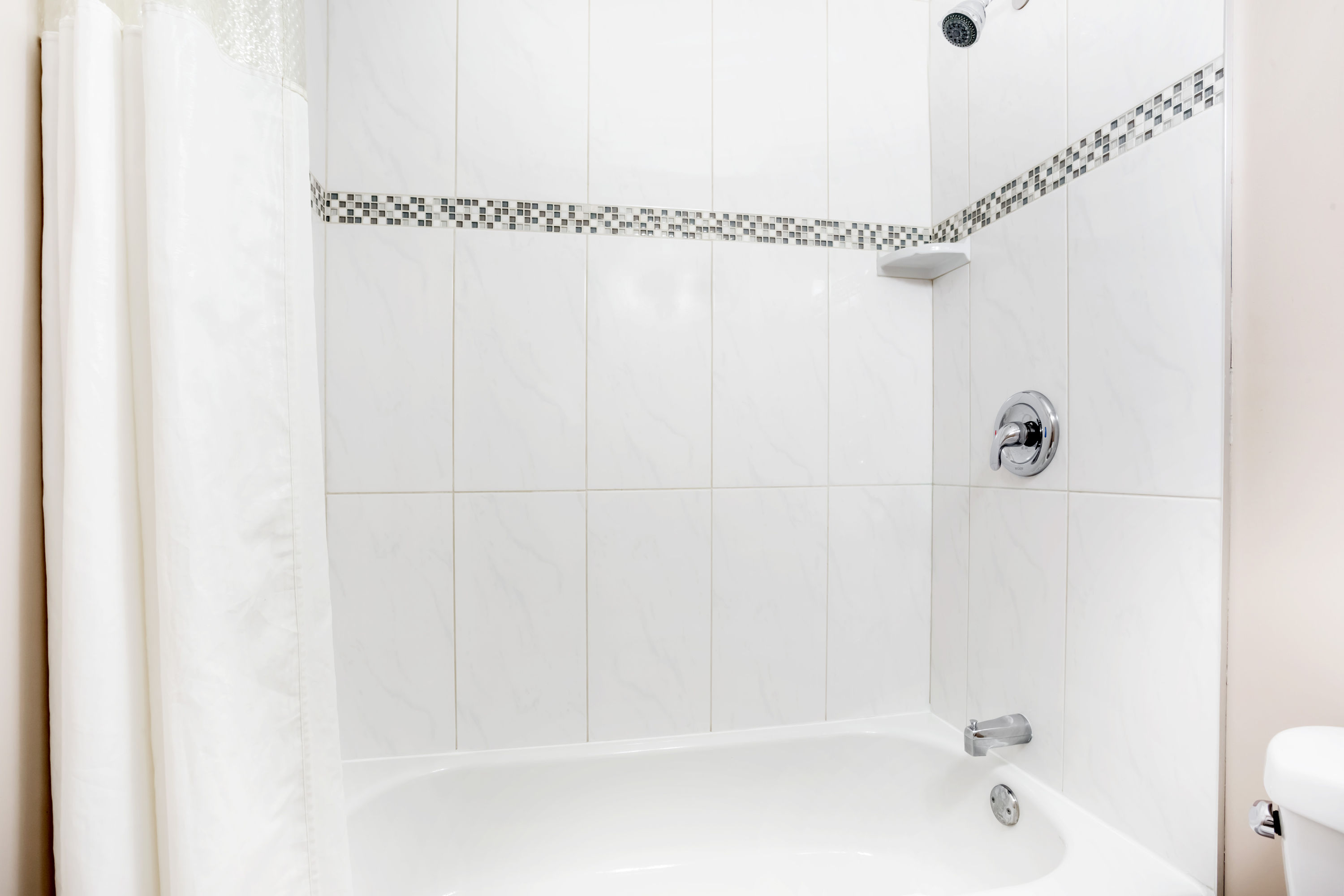 Guest room bath at the Howard Johnson by Wyndham Downtown Kamloops in Kamloops, British Columbia