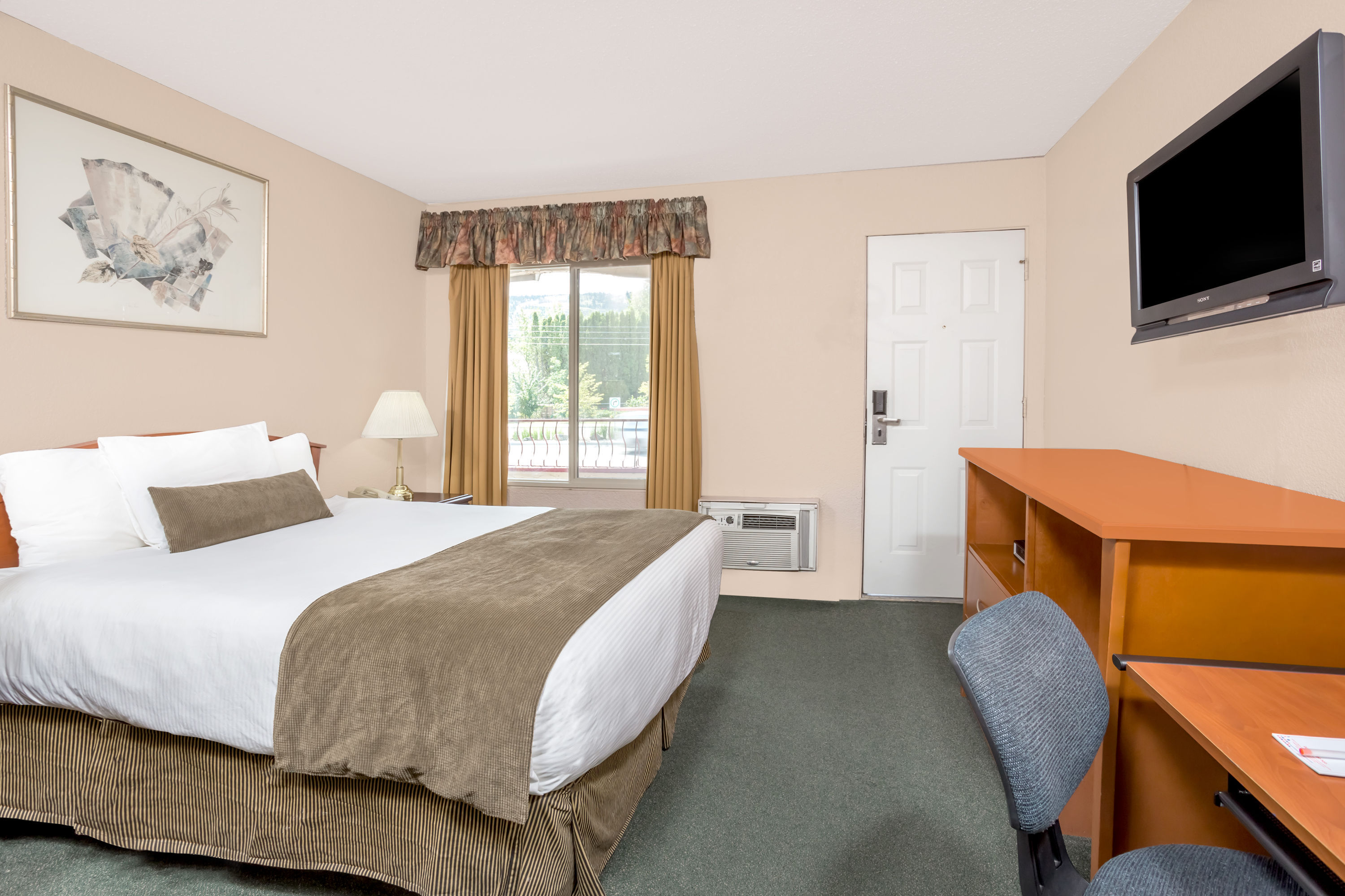 Guest room at the Howard Johnson by Wyndham Downtown Kamloops in Kamloops, British Columbia