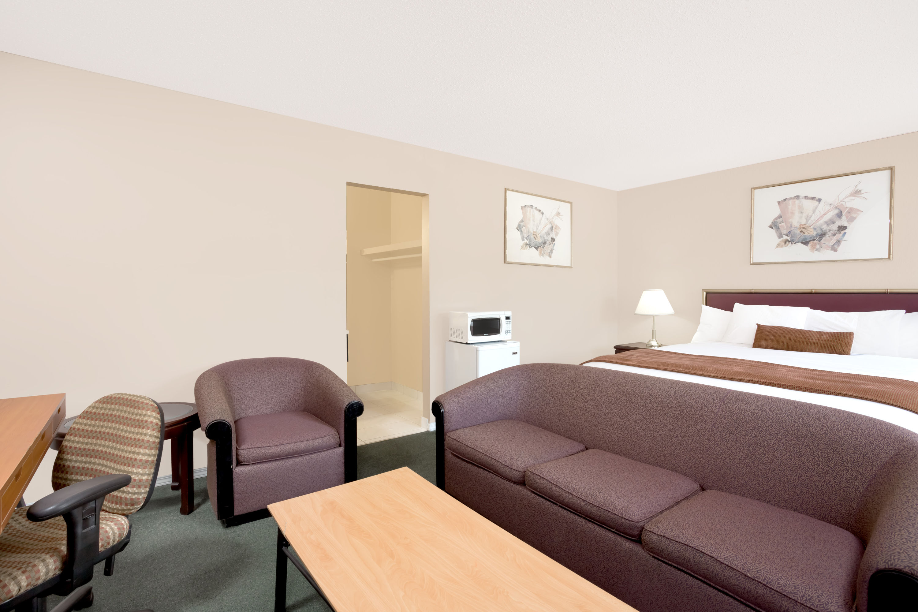 Howard Johnson by Wyndham Downtown Kamloops suite in Kamloops, British Columbia