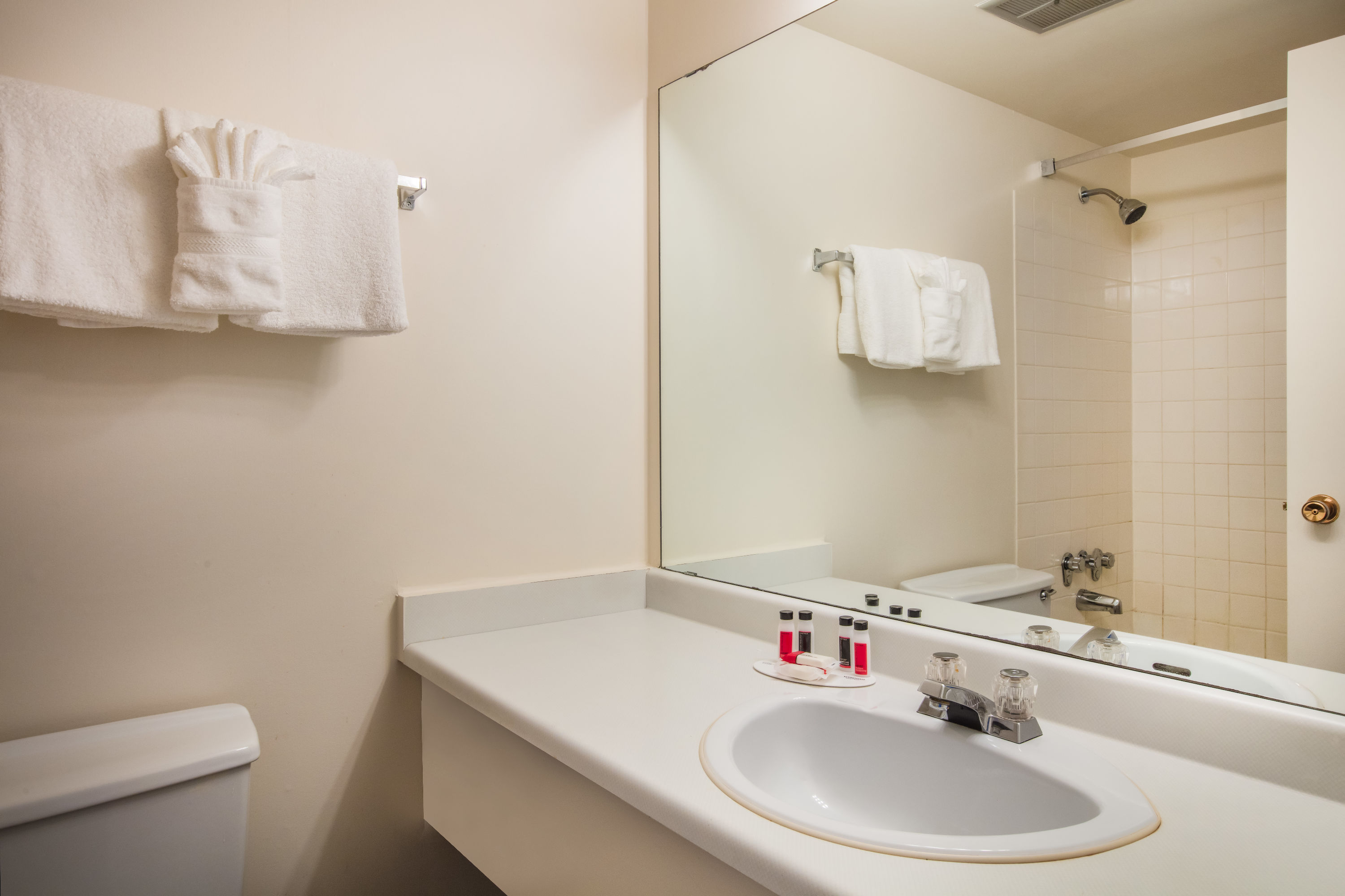 Guest room at the Howard Johnson by Wyndham Victoria in Victoria, British Columbia