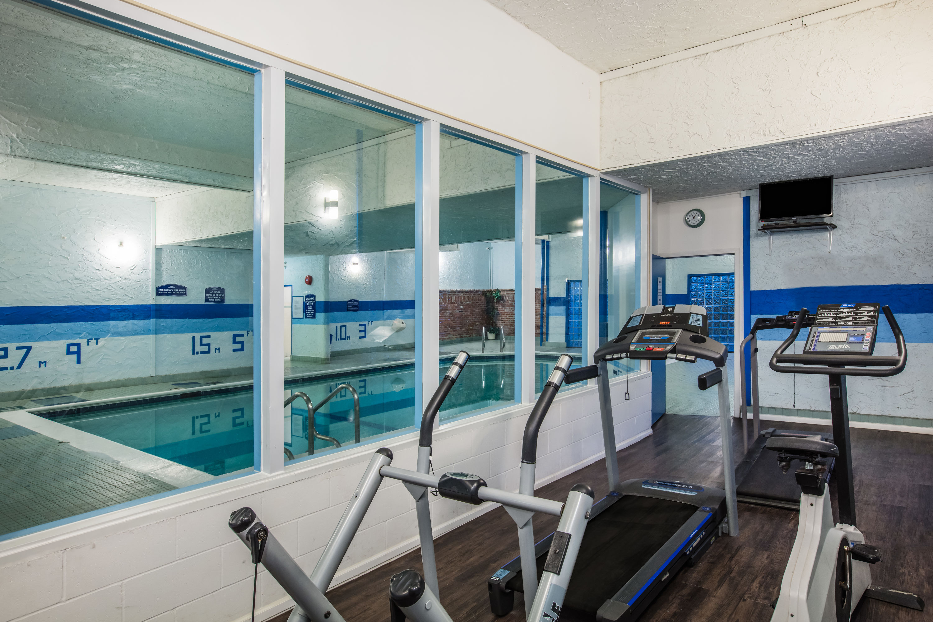 Health club at Howard Johnson by Wyndham Victoria in Victoria, British Columbia