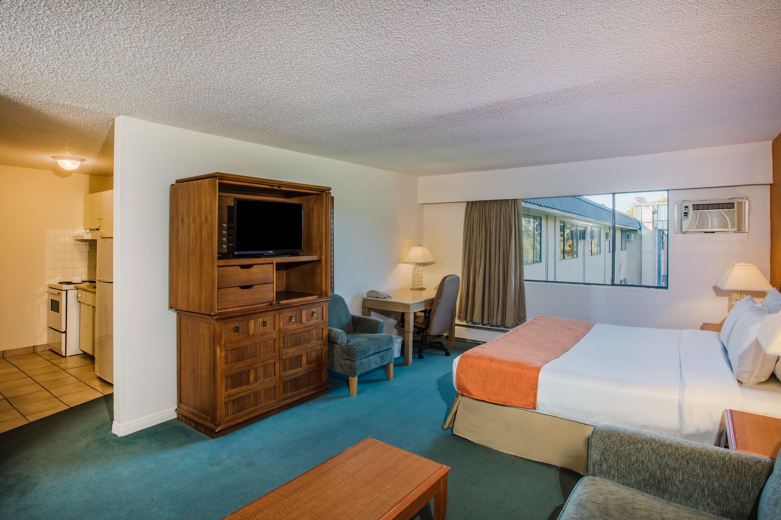 Guest room at the Howard Johnson by Wyndham Victoria in Victoria, British Columbia