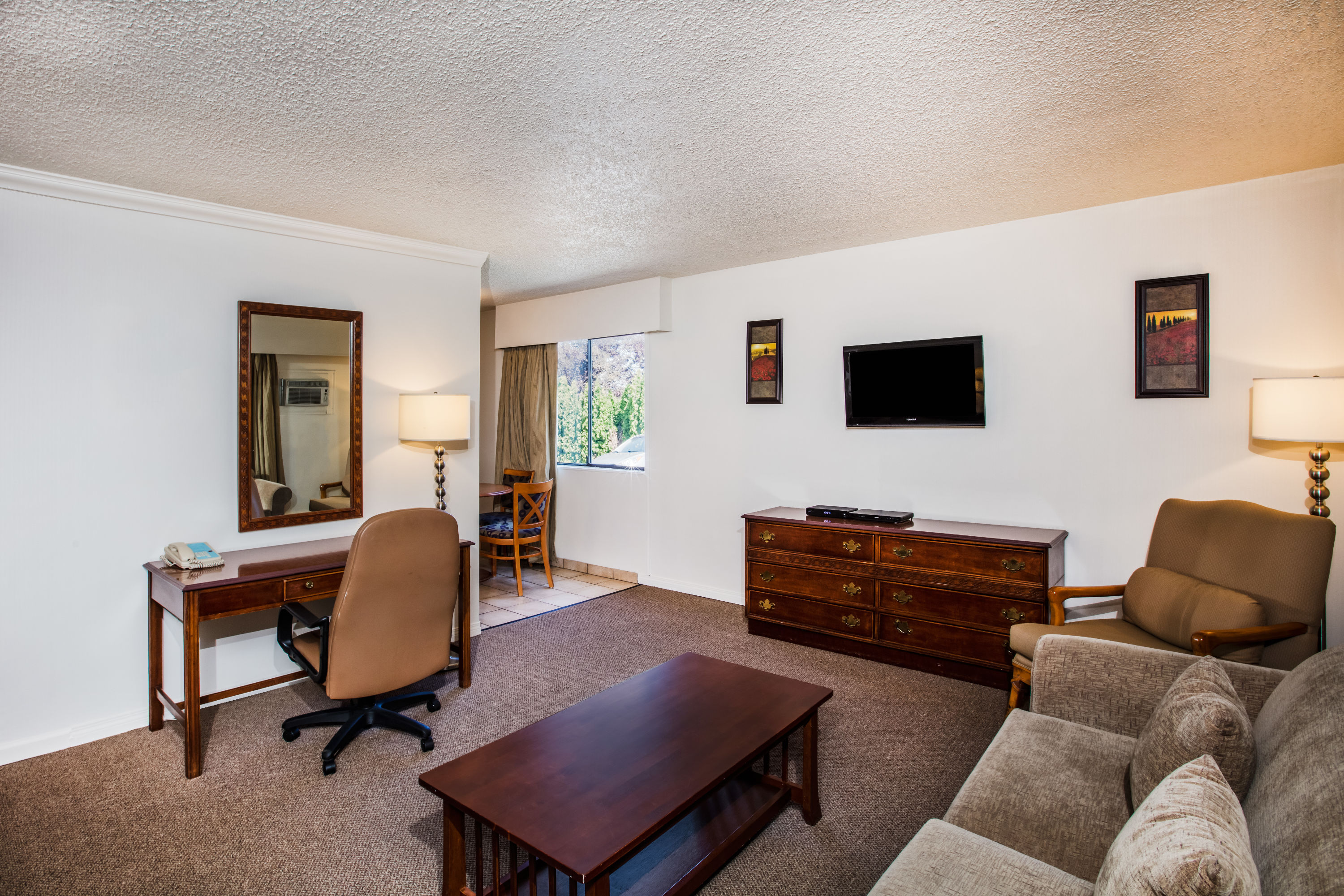 Guest room at the Howard Johnson by Wyndham Victoria in Victoria, British Columbia