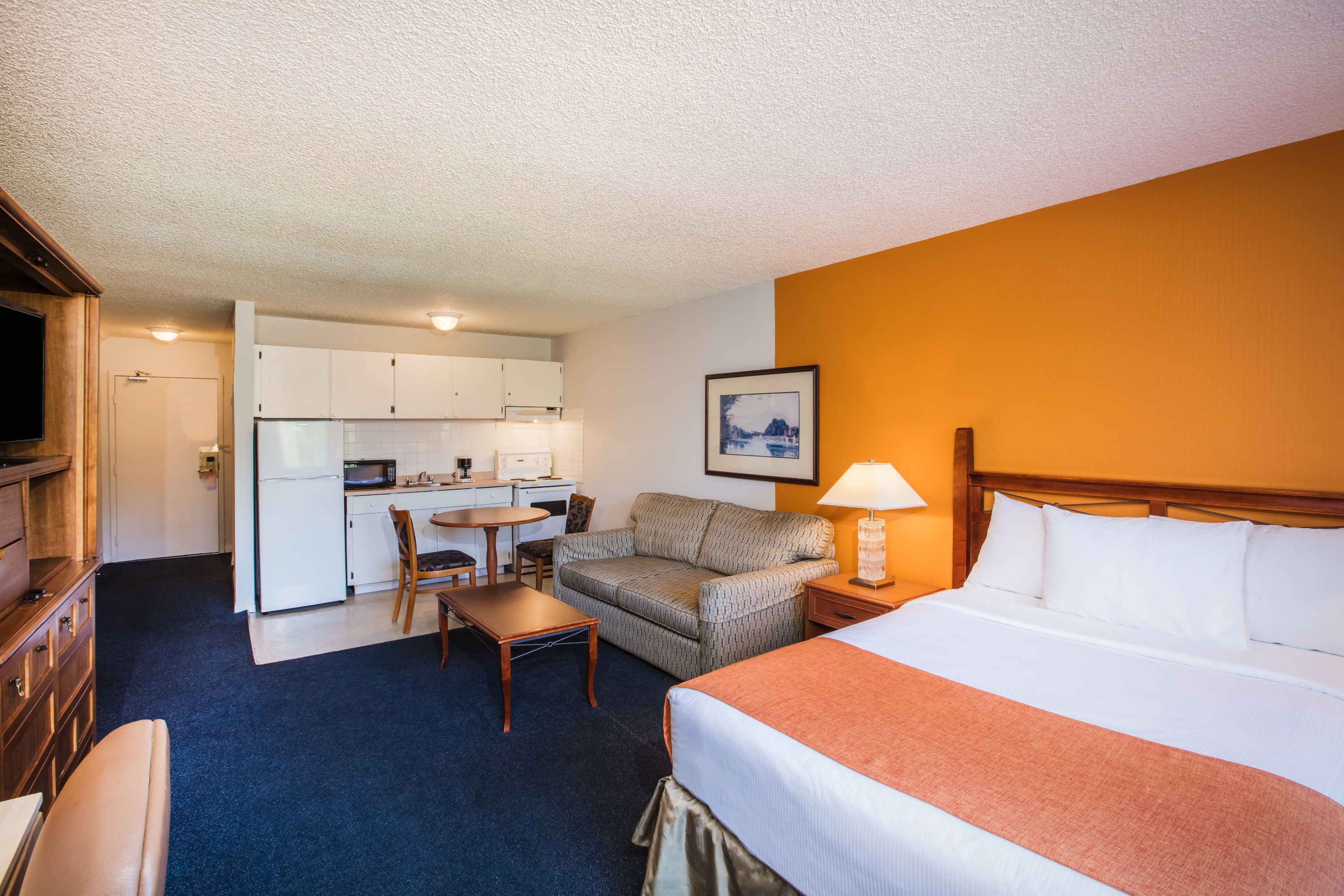 Guest room at the Howard Johnson by Wyndham Victoria in Victoria, British Columbia