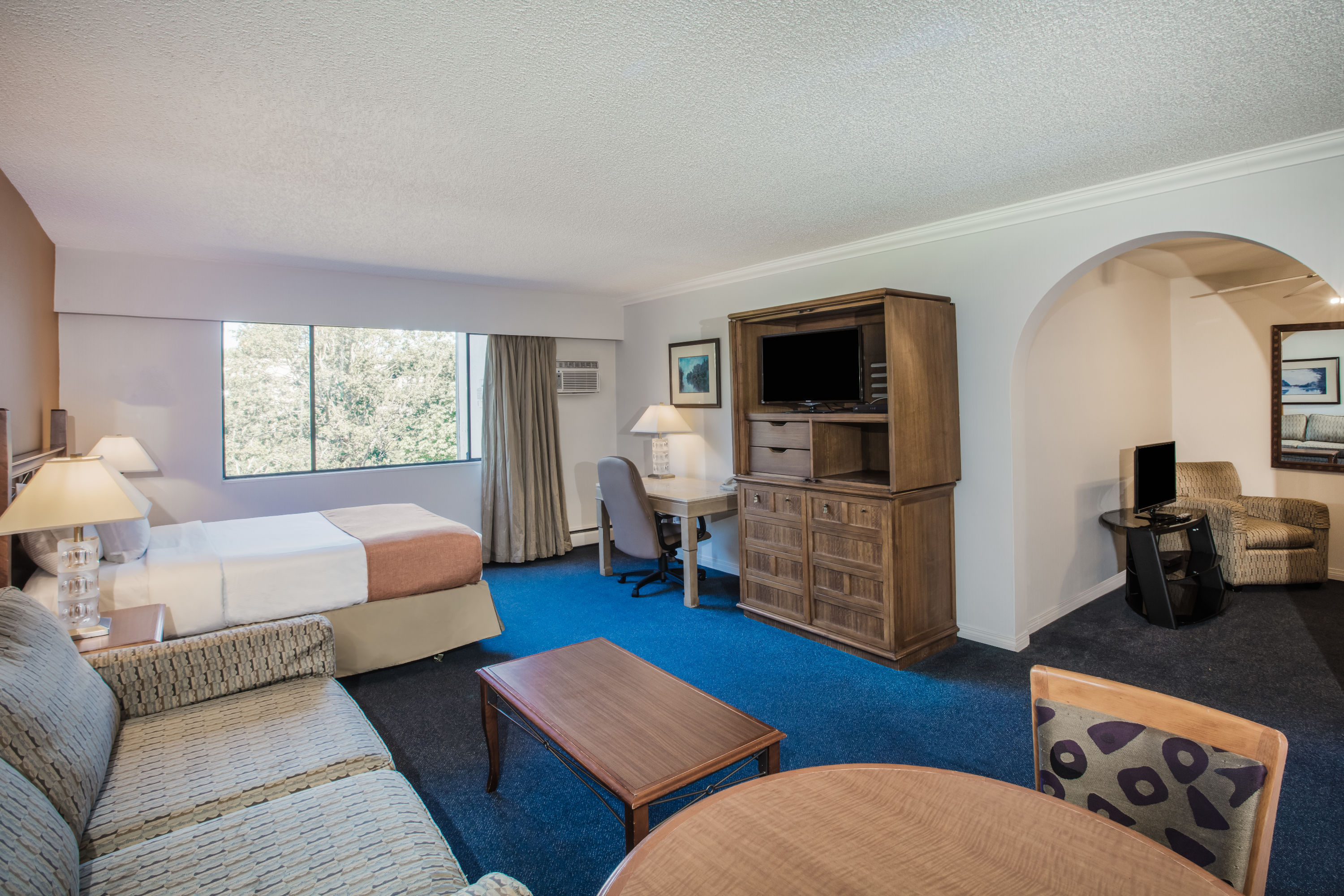 Guest room at the Howard Johnson by Wyndham Victoria in Victoria, British Columbia