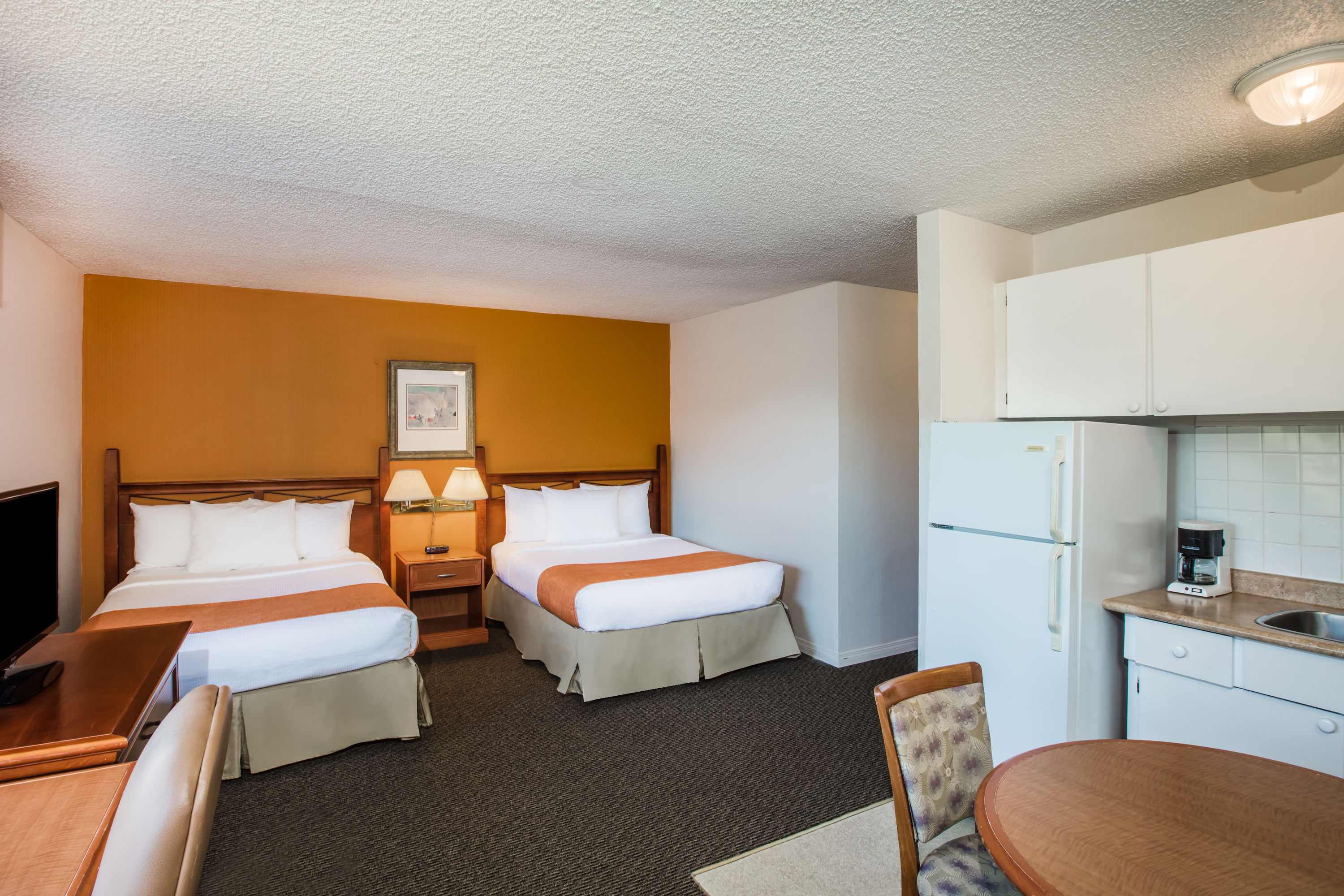 Guest room at the Howard Johnson by Wyndham Victoria in Victoria, British Columbia