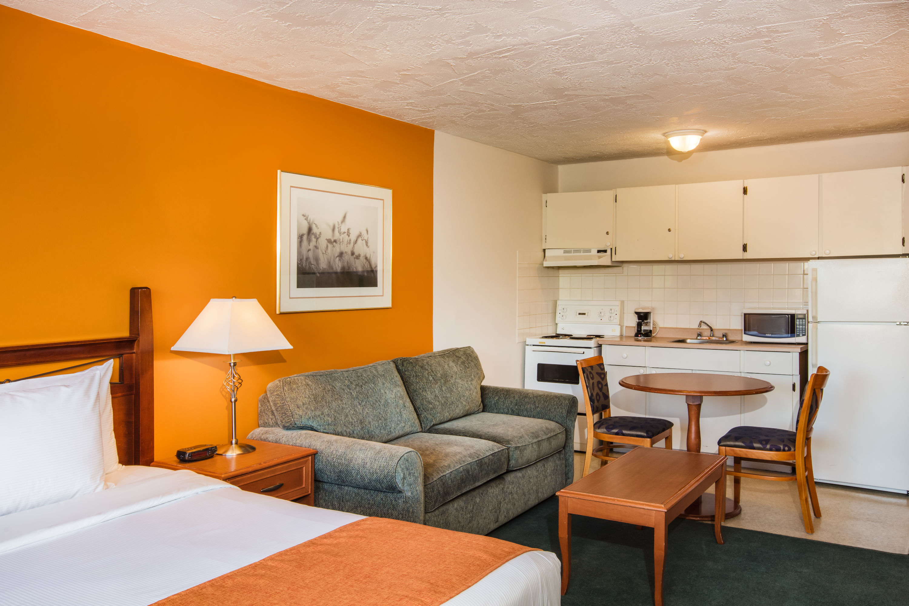 Guest room at the Howard Johnson by Wyndham Victoria in Victoria, British Columbia