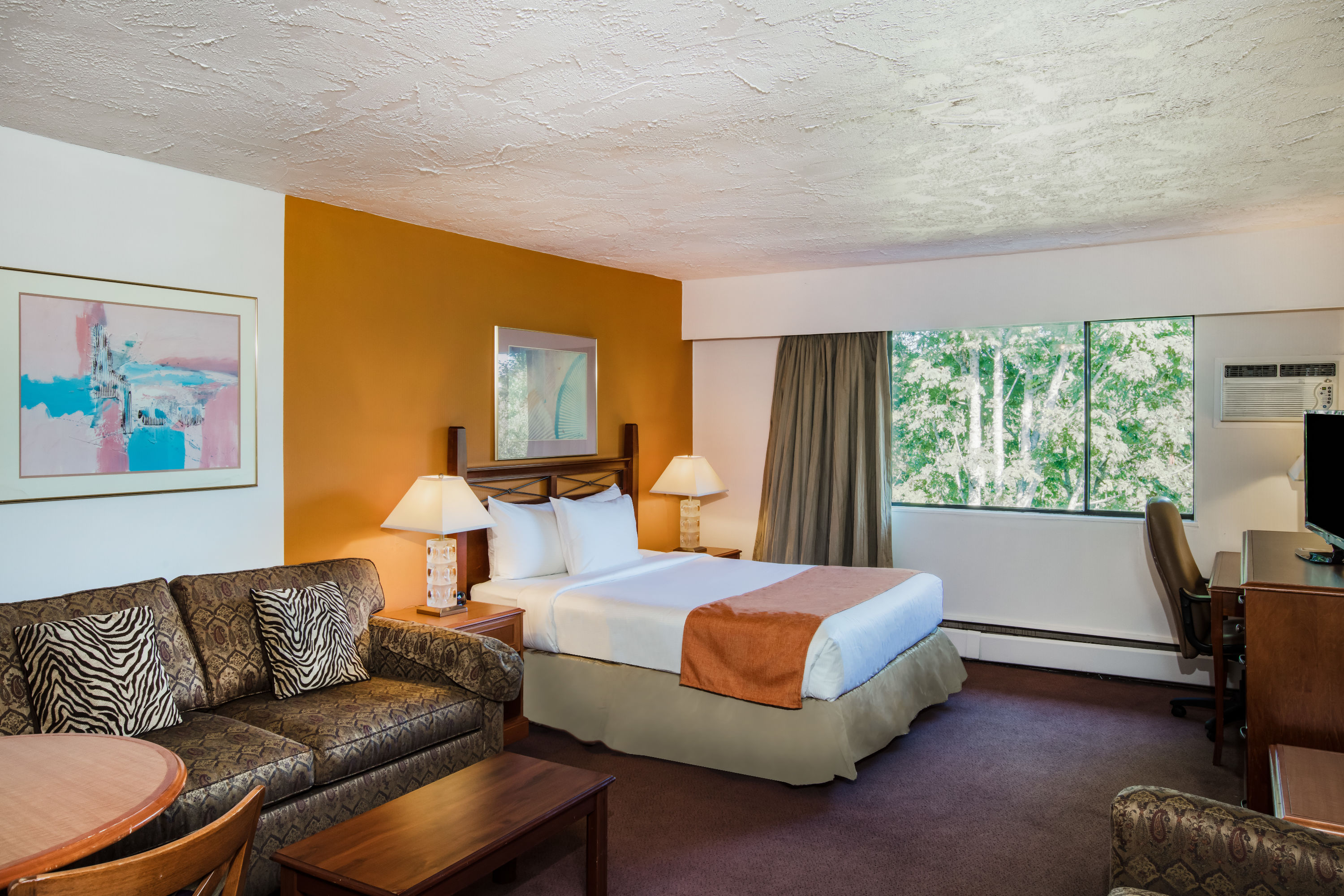 Guest room at the Howard Johnson by Wyndham Victoria in Victoria, British Columbia