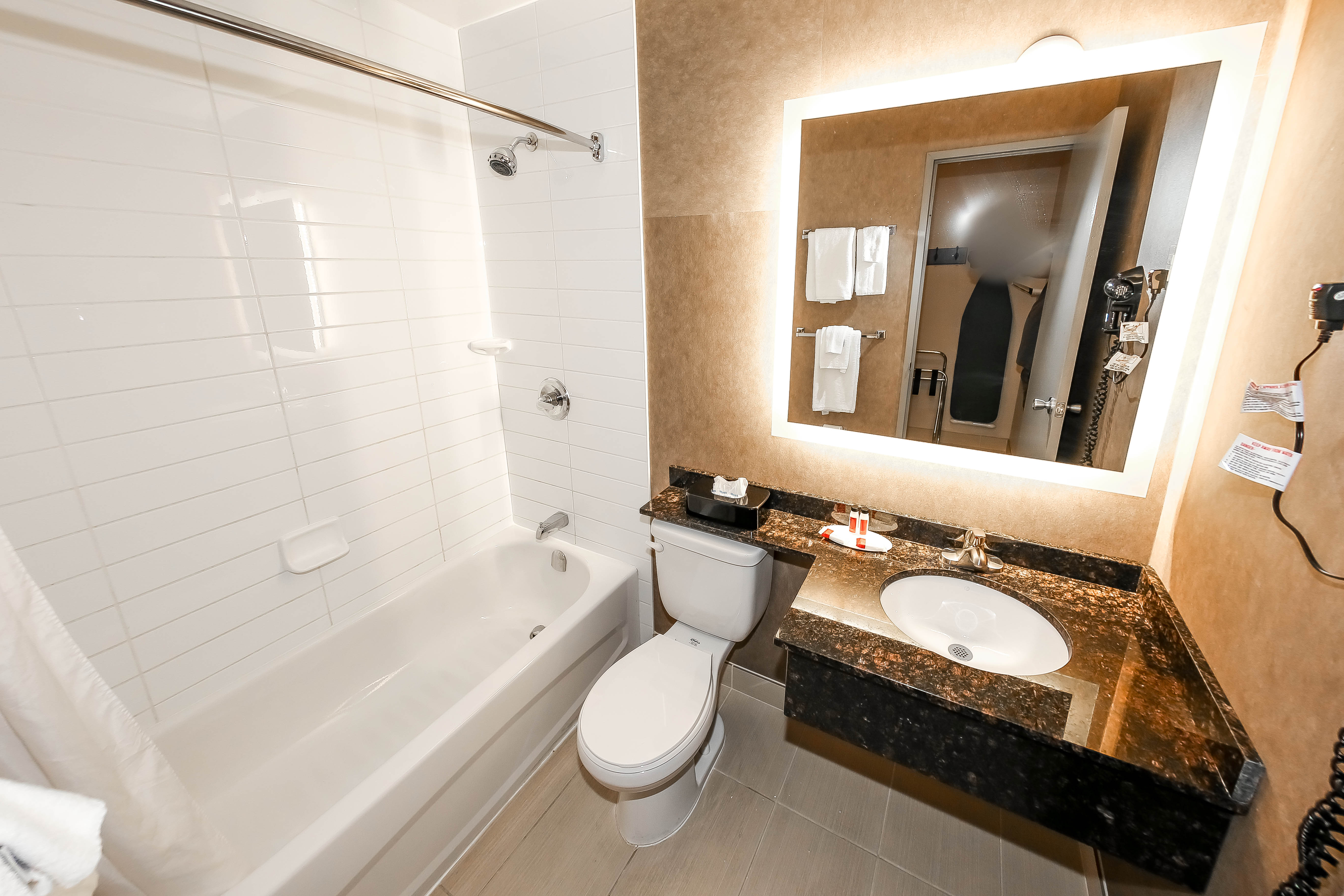 Guest room bath at the Howard Johnson by Wyndham Winnipeg West in Winnipeg, Manitoba