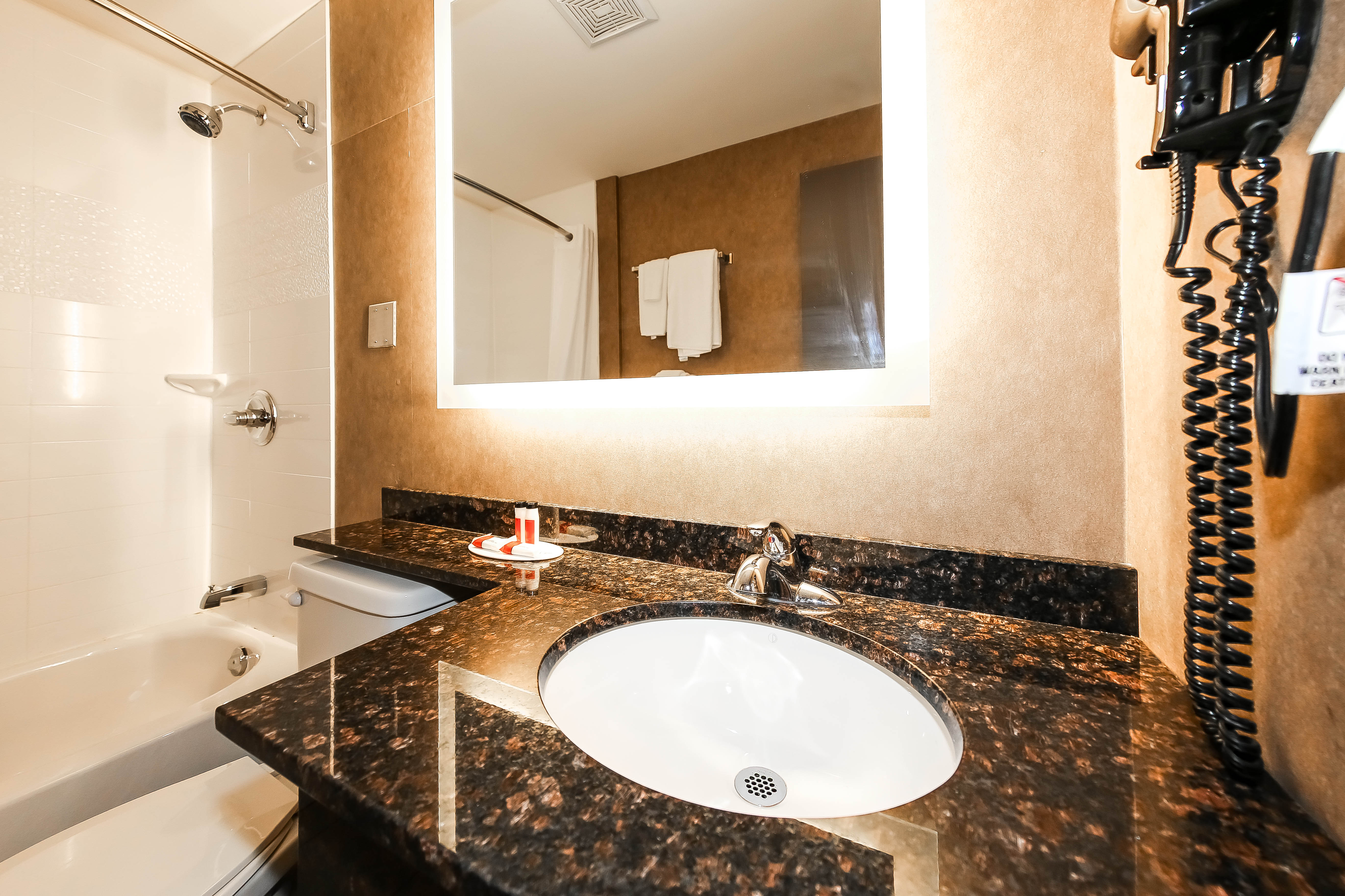 Guest room bath at the Howard Johnson by Wyndham Winnipeg West in Winnipeg, Manitoba