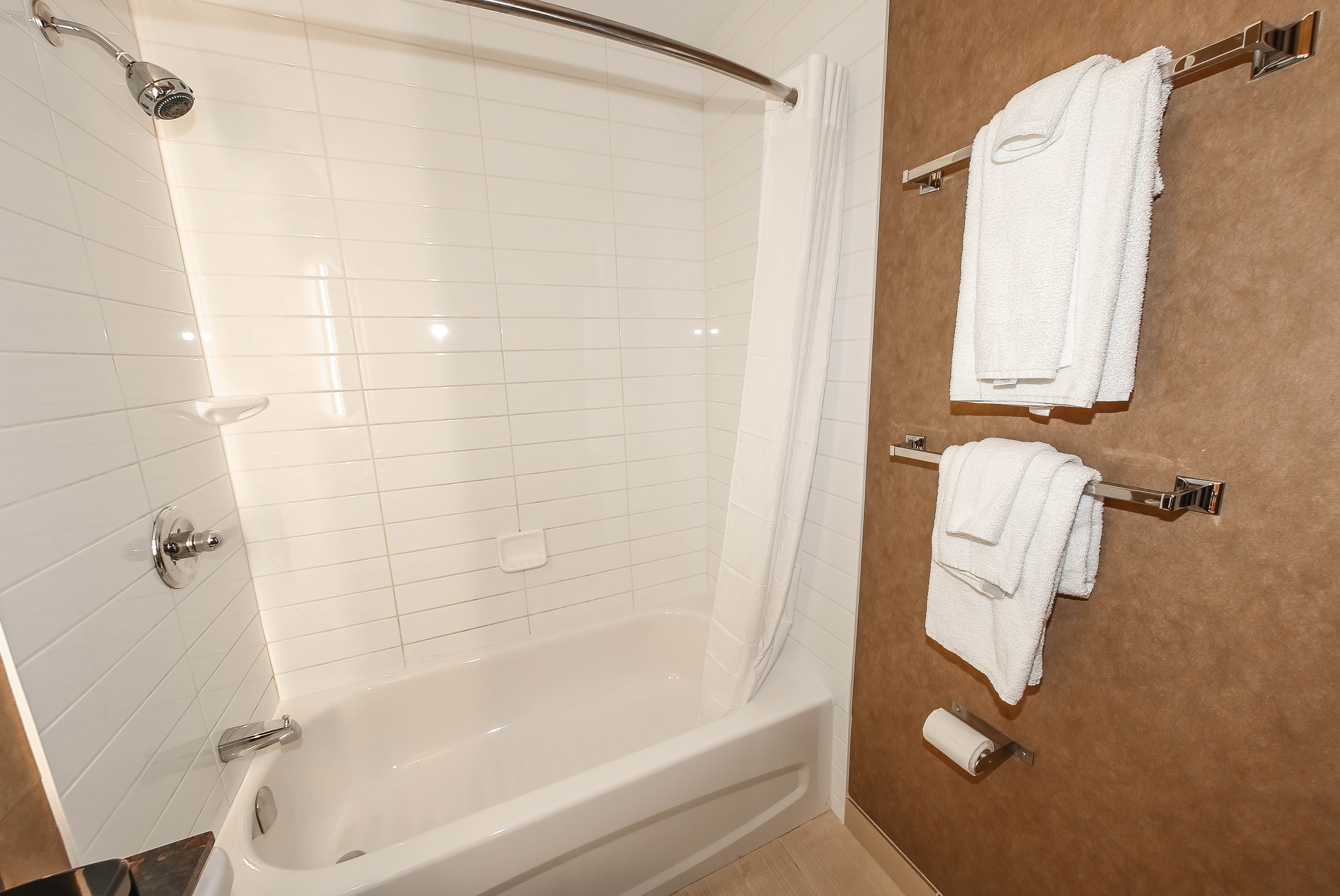 Guest room bath at the Howard Johnson by Wyndham Winnipeg West in Winnipeg, Manitoba