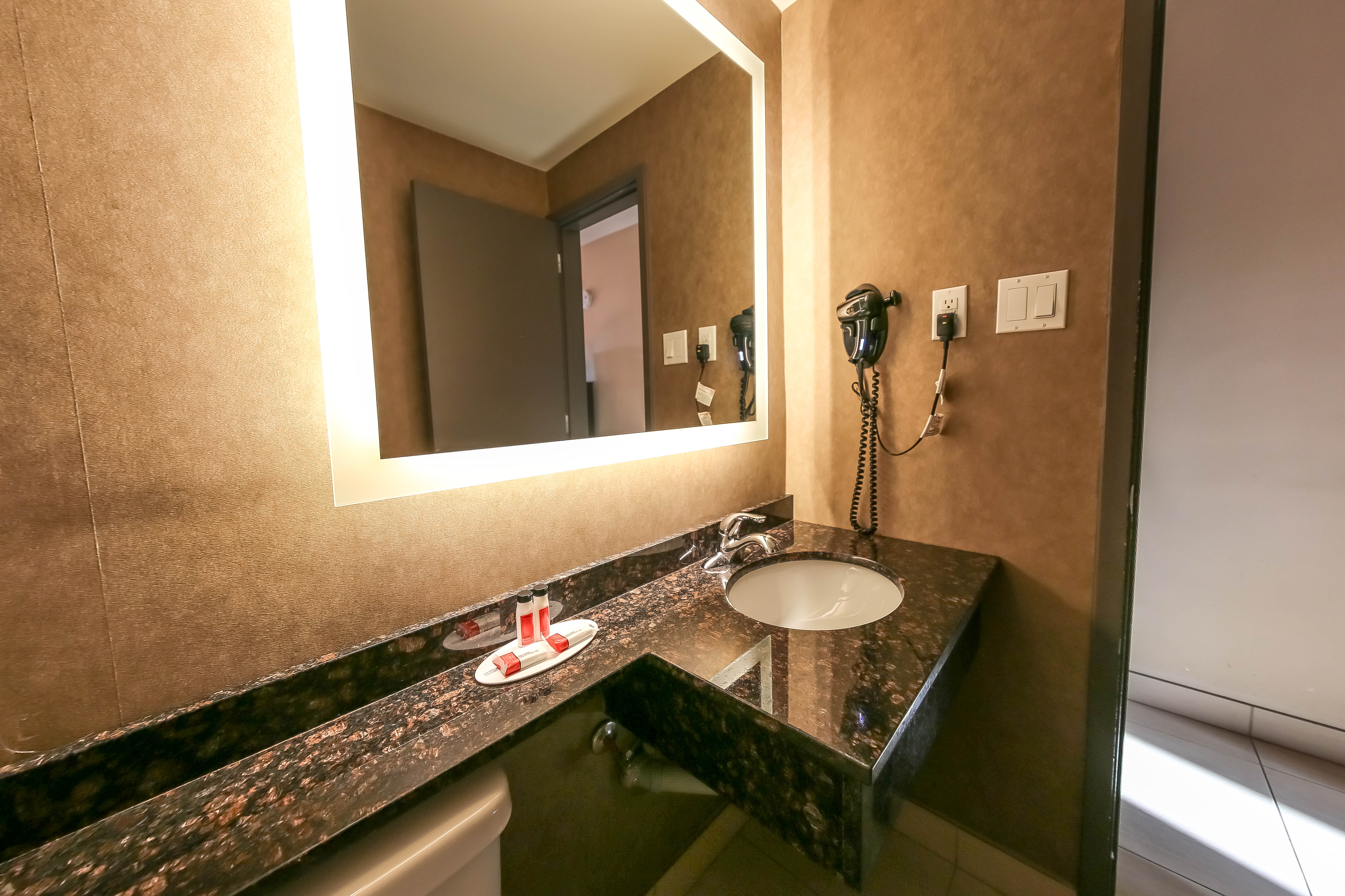 Guest room bath at the Howard Johnson by Wyndham Winnipeg West in Winnipeg, Manitoba