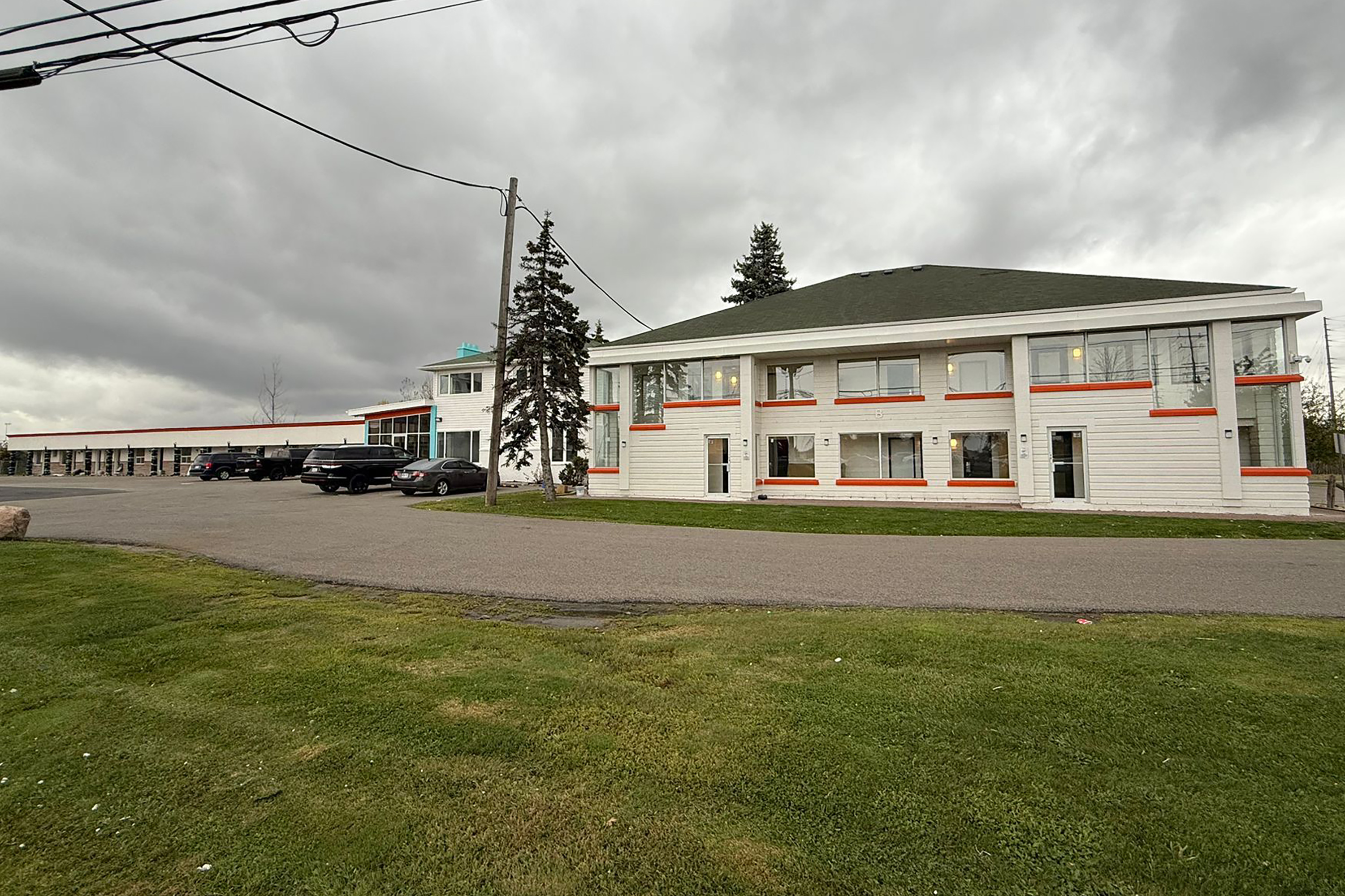Exterior of Howard Johnson by Wyndham Brampton hotel in Brampton, Ontario