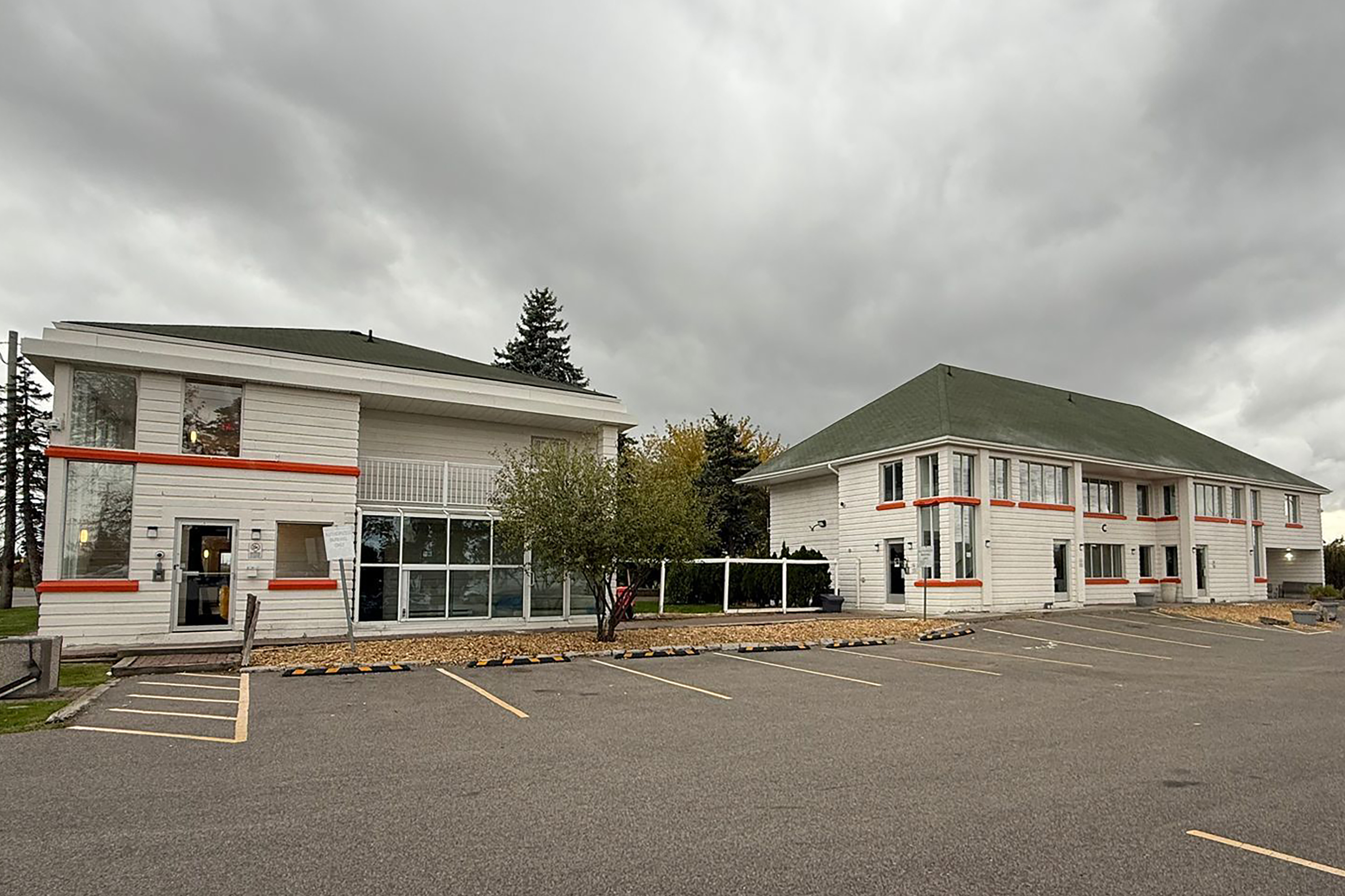 Exterior of Howard Johnson by Wyndham Brampton hotel in Brampton, Ontario