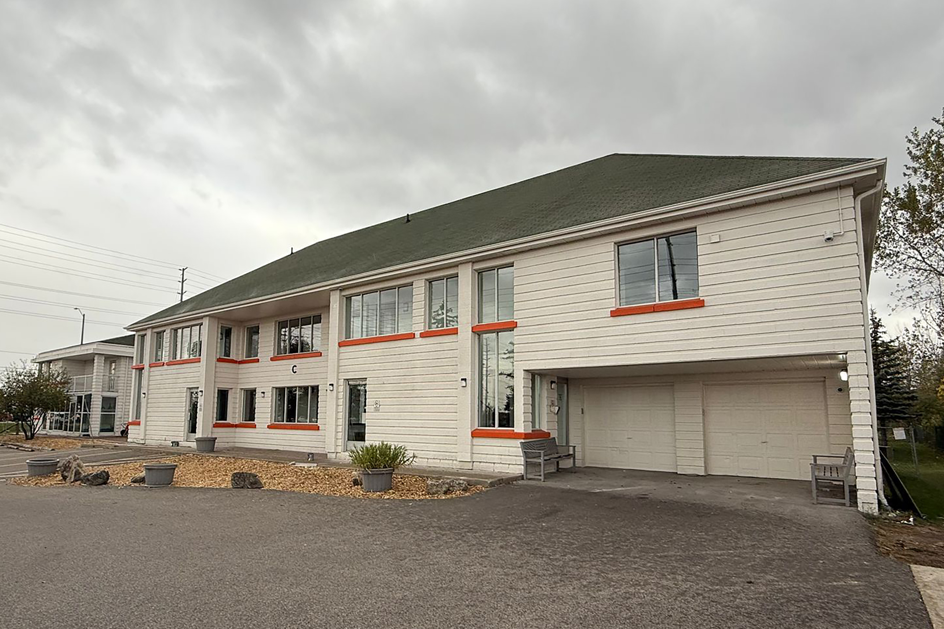 Exterior of Howard Johnson by Wyndham Brampton hotel in Brampton, Ontario