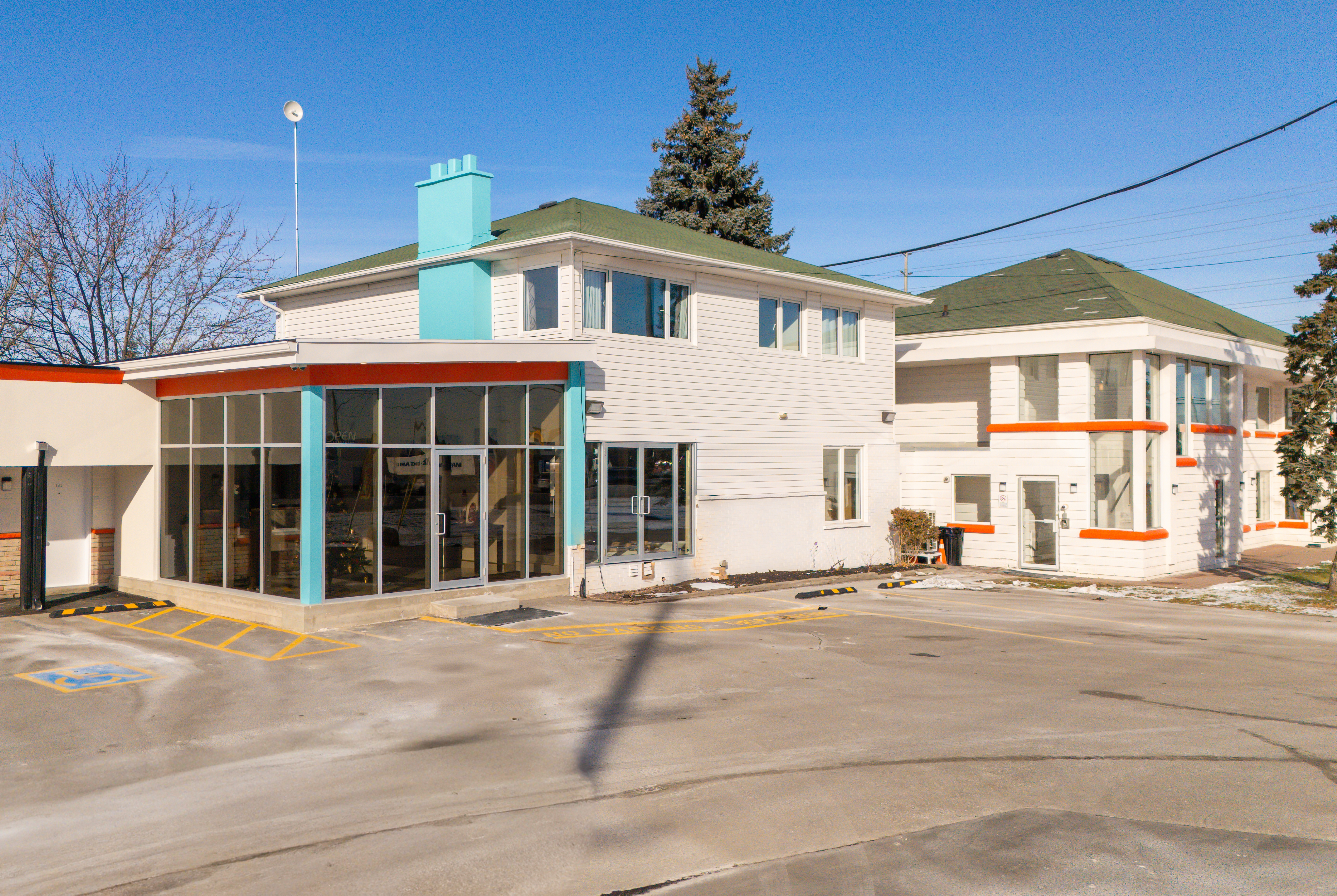 Exterior of Howard Johnson by Wyndham Brampton hotel in Brampton, Ontario