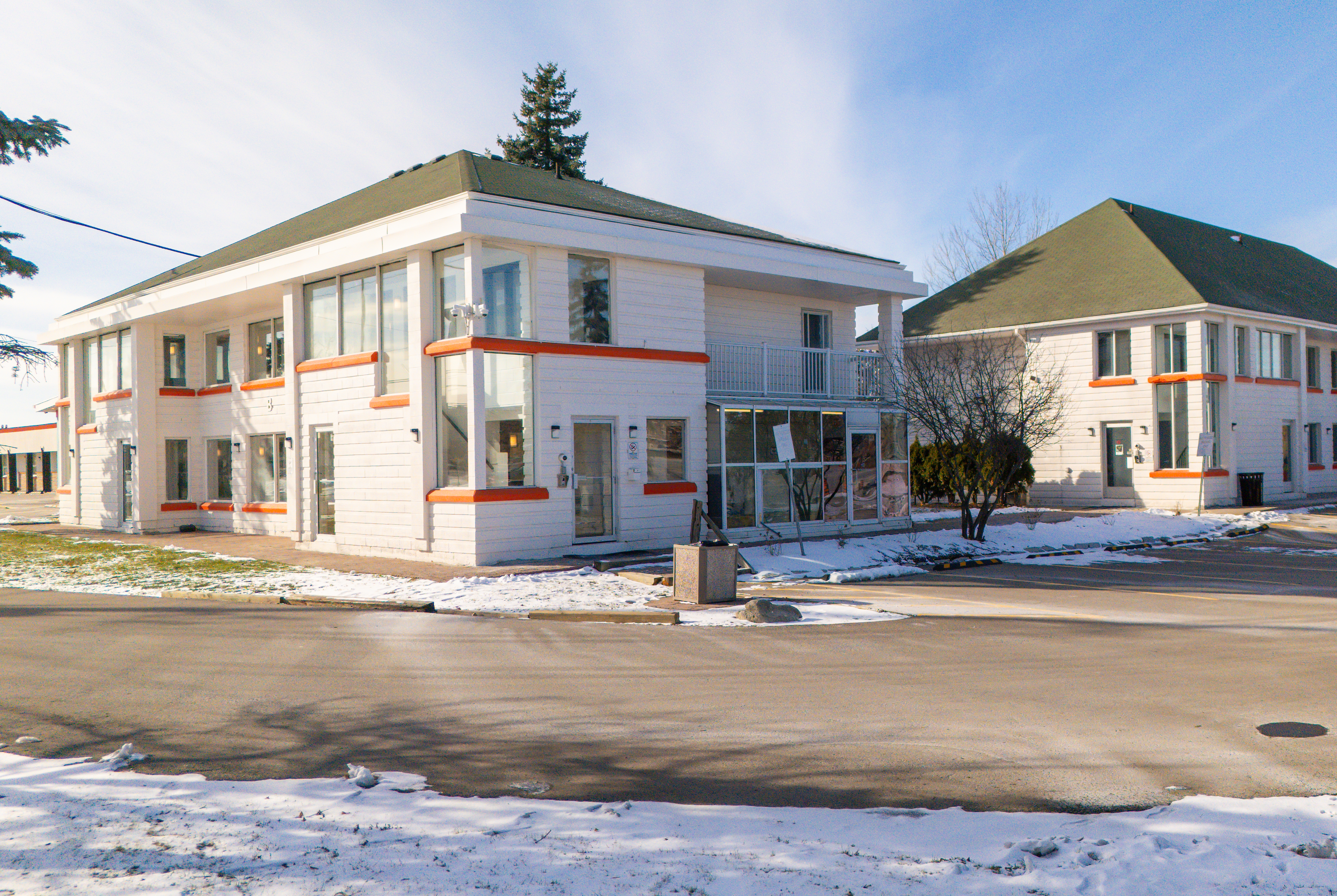 Exterior of Howard Johnson by Wyndham Brampton hotel in Brampton, Ontario