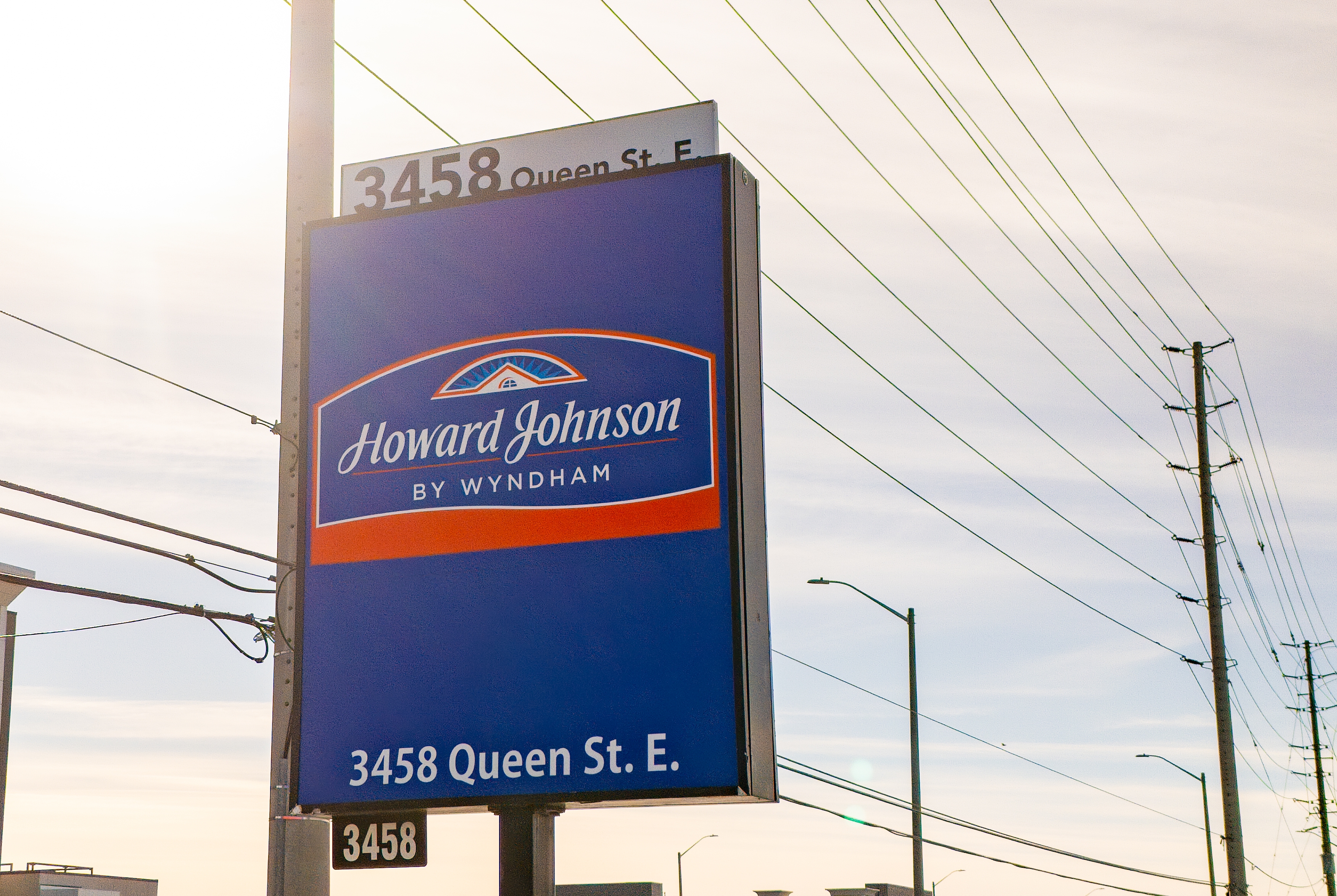 Exterior of Howard Johnson by Wyndham Brampton hotel in Brampton, Ontario