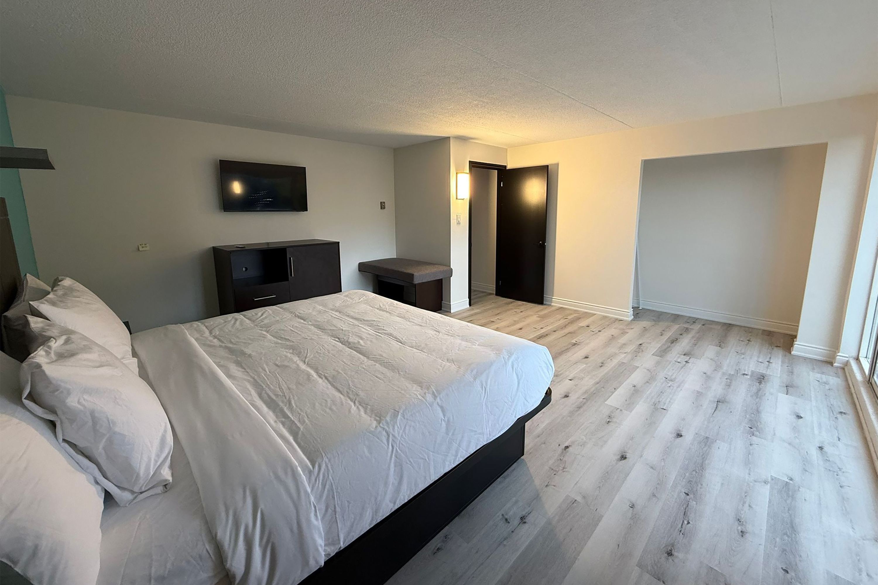 Guest room at the Howard Johnson by Wyndham Brampton in Brampton, Ontario
